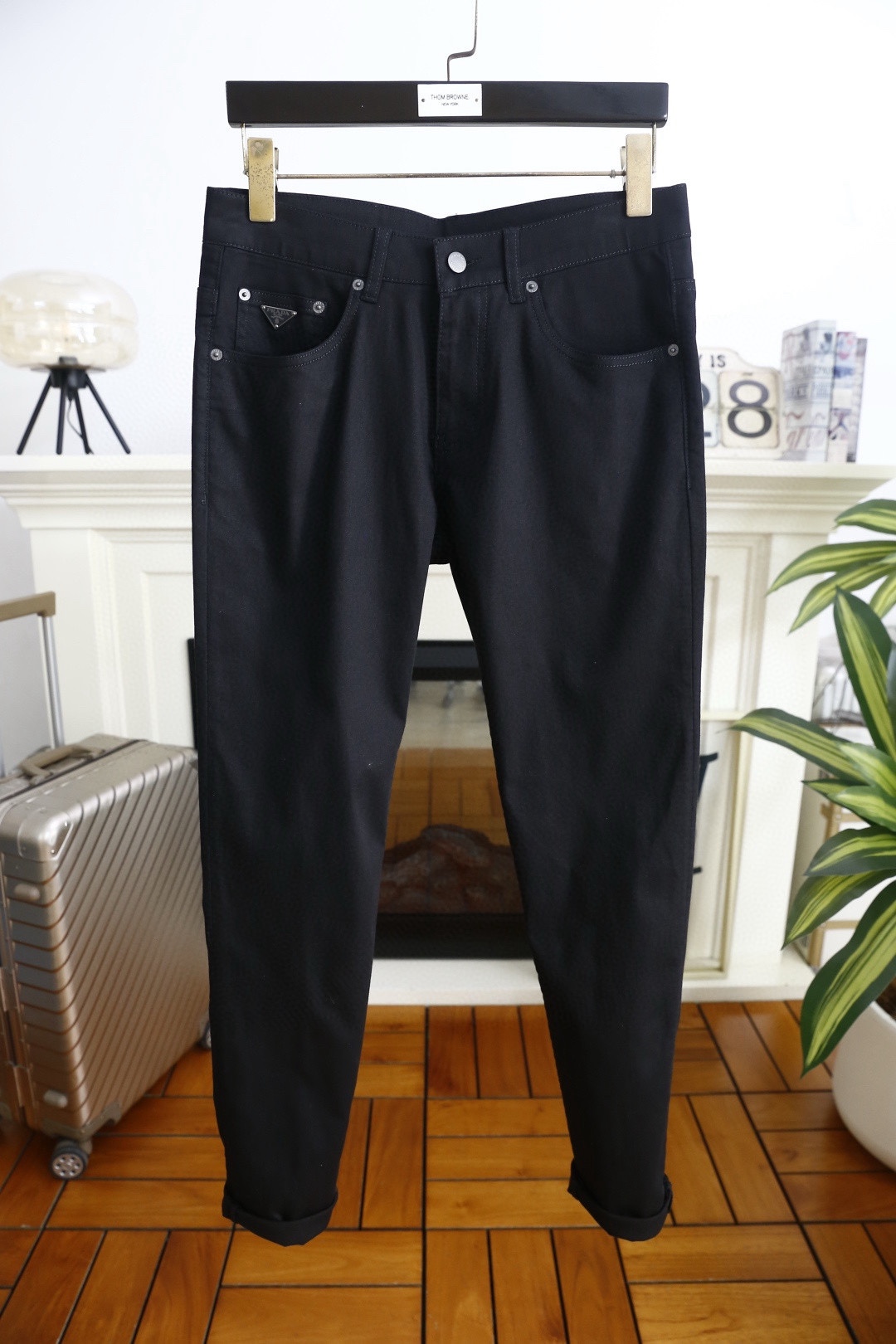 🔥普拉达.26春夏新品！时尚男士百搭休闲裤👖采用客供水洗弹力牛仔布裤！奢华经典品牌三角标Logo标志彰显