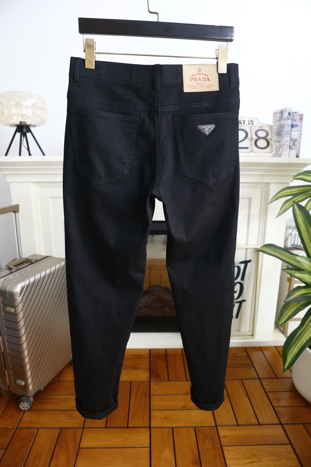 🔥普拉达.26春夏新品！时尚男士百搭休闲裤👖采用客供水洗弹力牛仔布裤！奢华经典品牌三角标Logo标志彰显