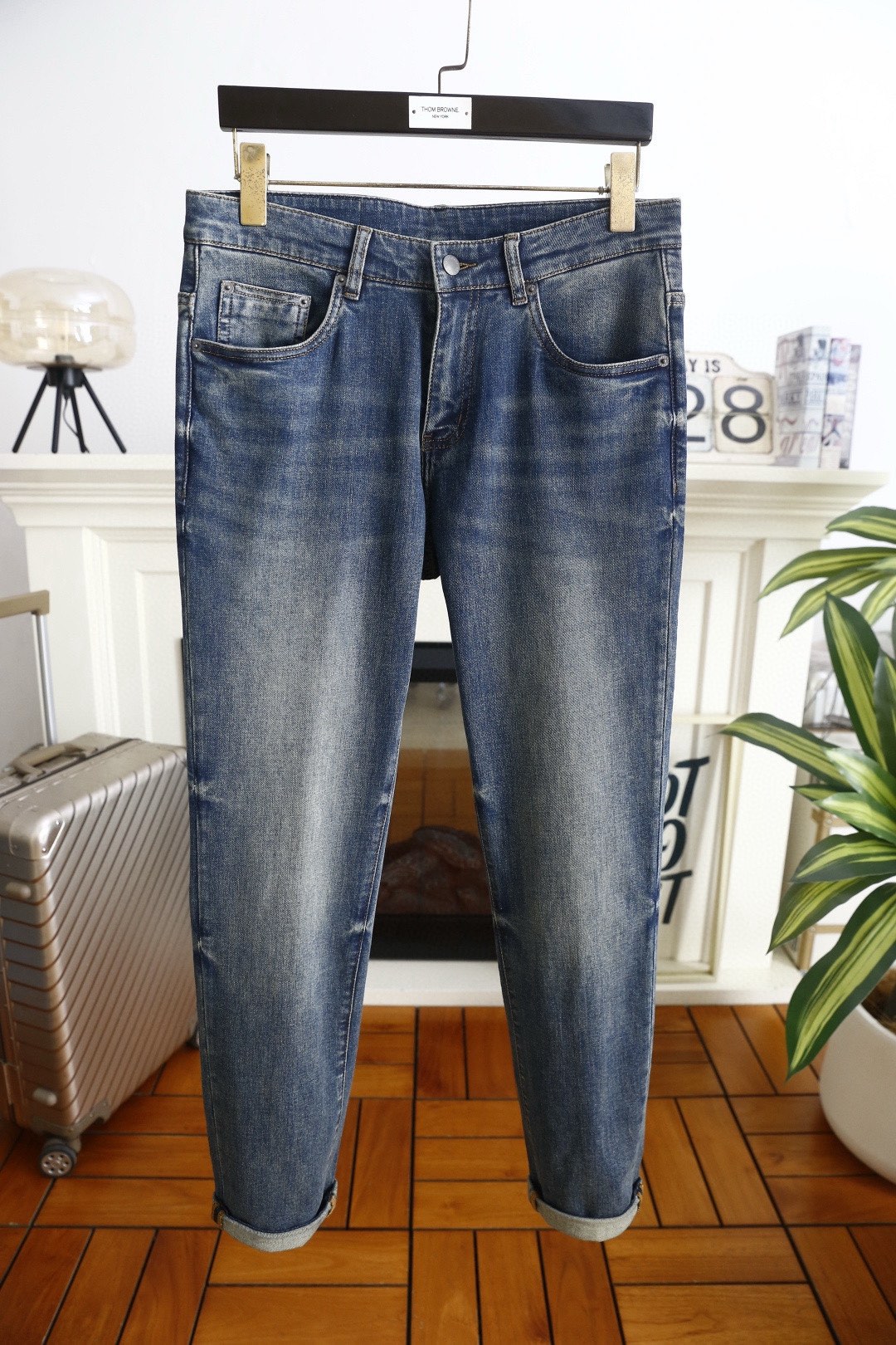 🔥普拉达.26春夏新品！时尚男士百搭休闲裤👖采用客供水洗弹力牛仔布面料！奢华经典品牌三角标Logo标志彰