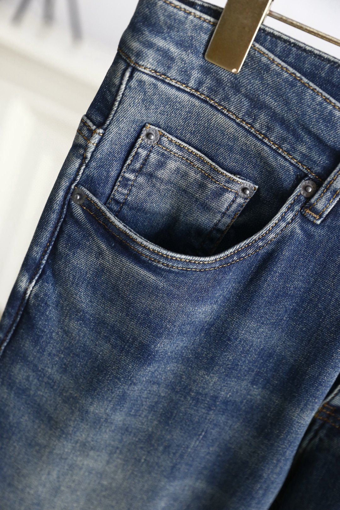 🔥普拉达.26春夏新品！时尚男士百搭休闲裤👖采用客供水洗弹力牛仔布面料！奢华经典品牌三角标Logo标志彰