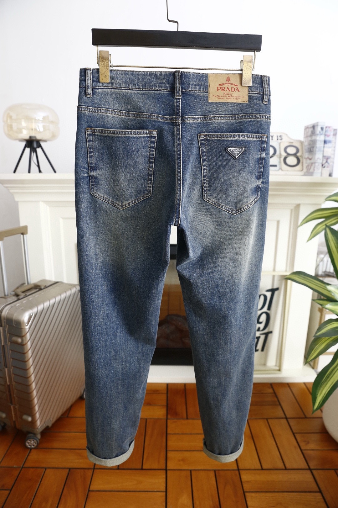 🔥普拉达.26春夏新品！时尚男士百搭休闲裤👖采用客供水洗弹力牛仔布面料！奢华经典品牌三角标Logo标志彰