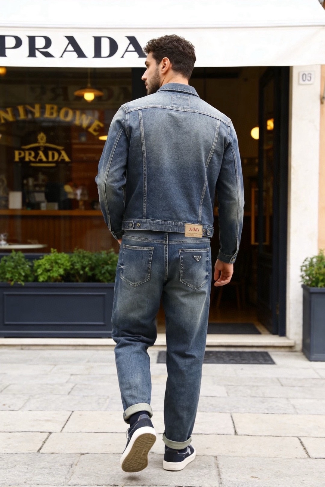 🔥普拉达.26春夏新品！时尚男士百搭休闲裤👖采用客供水洗弹力牛仔布面料！奢华经典品牌三角标Logo标志彰