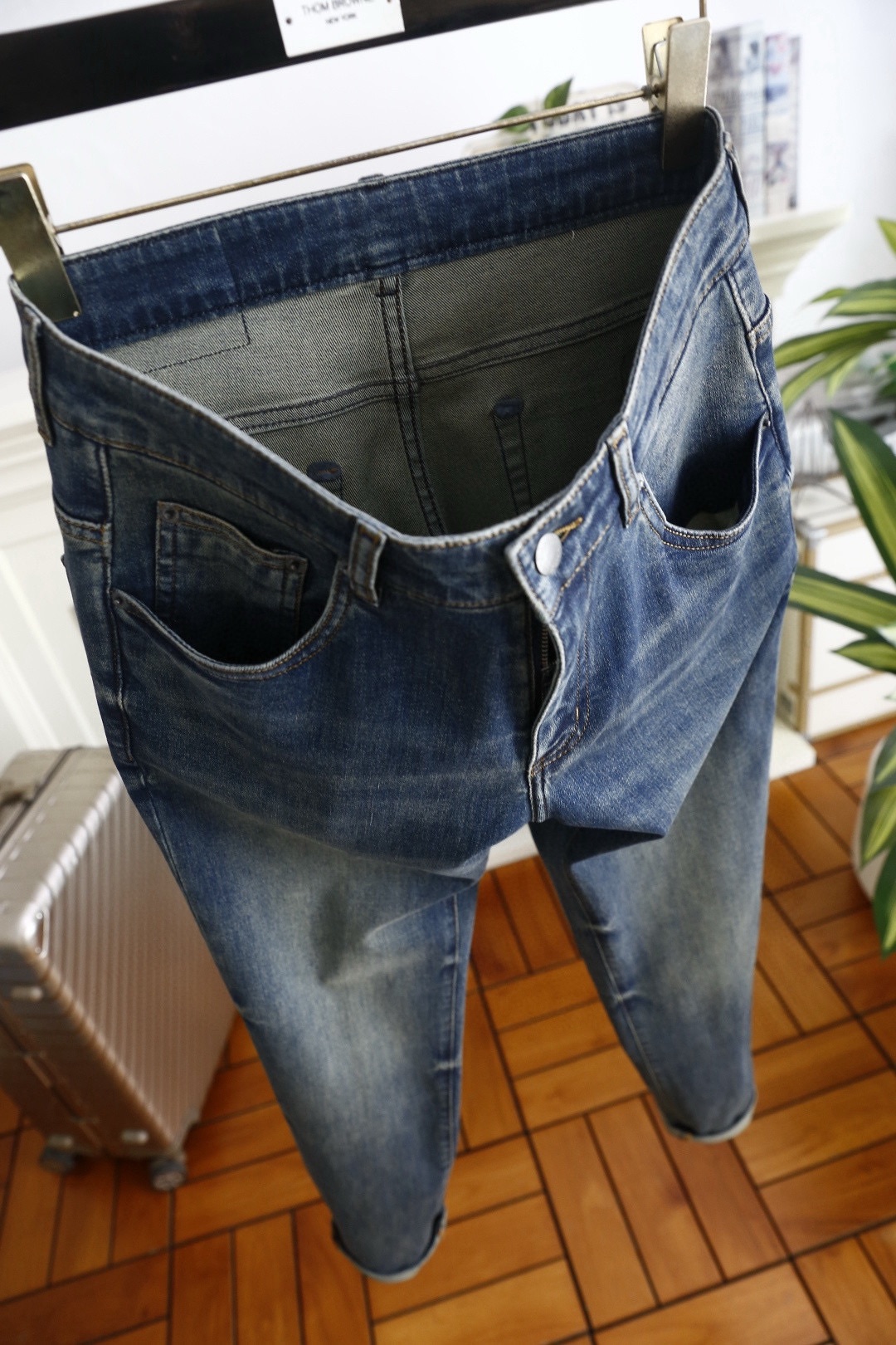 🔥普拉达.26春夏新品！时尚男士百搭休闲裤👖采用客供水洗弹力牛仔布面料！奢华经典品牌三角标Logo标志彰