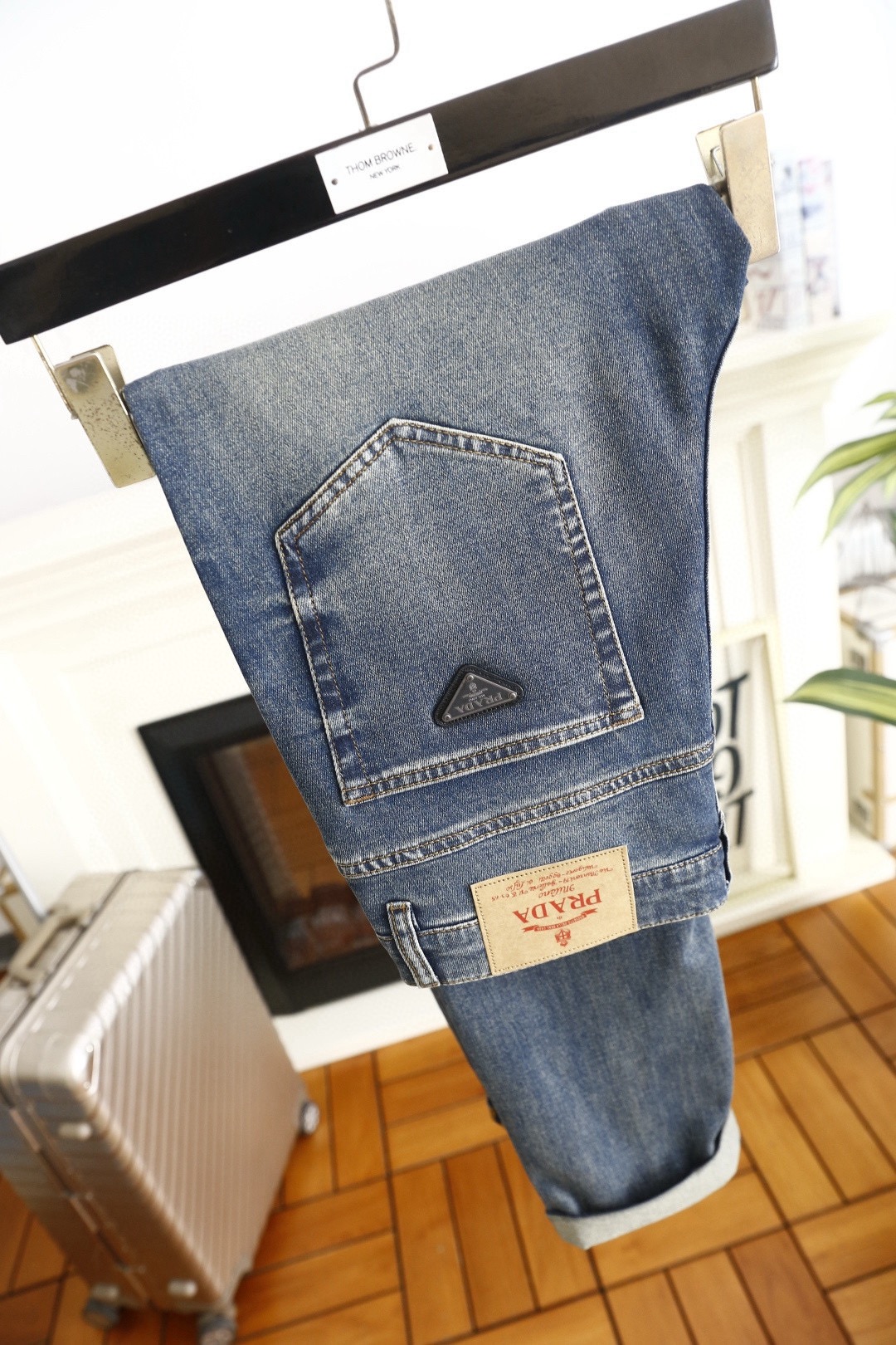 🔥普拉达.26春夏新品！时尚男士百搭休闲裤👖采用客供水洗弹力牛仔布面料！奢华经典品牌三角标Logo标志彰