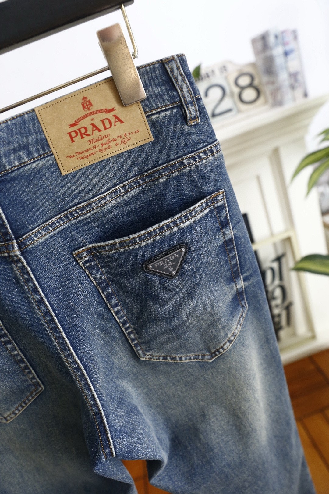 🔥普拉达.26春夏新品！时尚男士百搭休闲裤👖采用客供水洗弹力牛仔布面料！奢华经典品牌三角标Logo标志彰