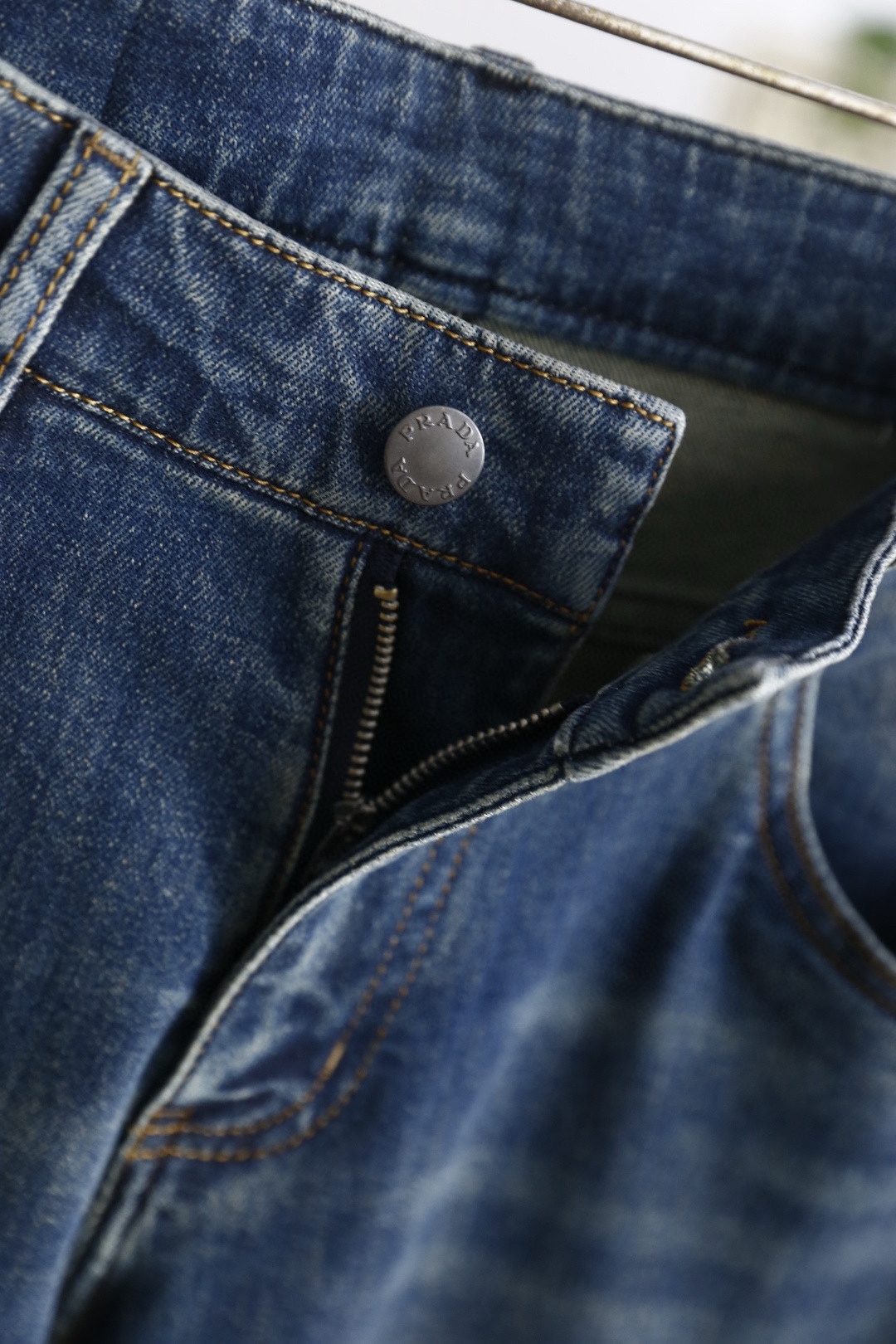 🔥普拉达.26春夏新品！时尚男士百搭休闲裤👖采用客供水洗弹力牛仔布面料！奢华经典品牌三角标Logo标志彰