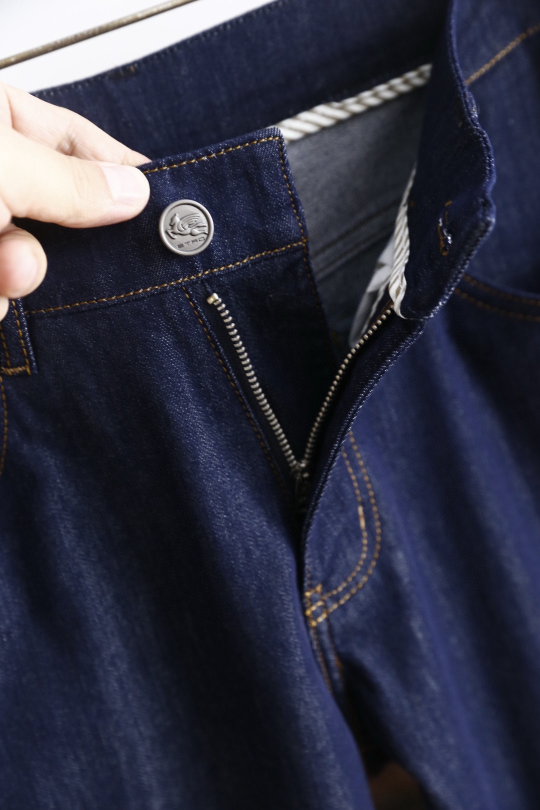 🔥艾绰.26春夏新品！时尚男士百搭牛仔裤👖采用客供水洗弹力牛仔裤！奢华经典品牌Logo标志彰显品牌特征，