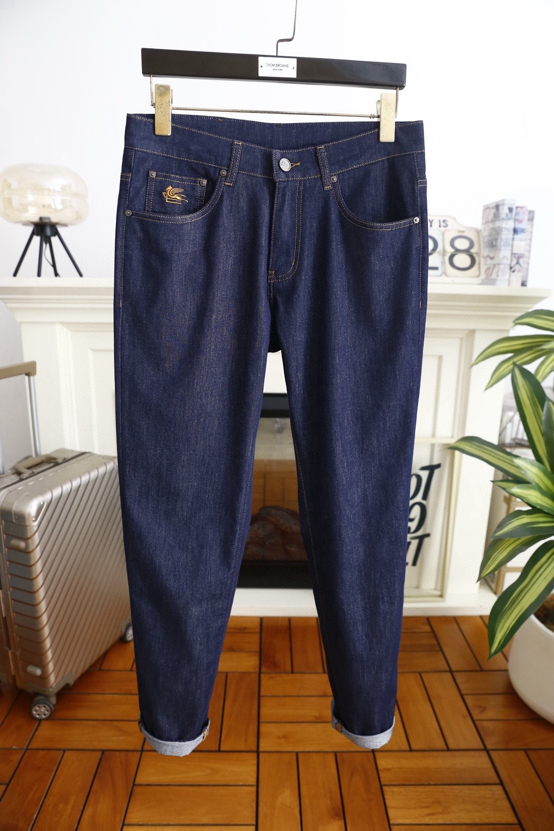 🔥艾绰.26春夏新品！时尚男士百搭牛仔裤👖采用客供水洗弹力牛仔裤！奢华经典品牌Logo标志彰显品牌特征，