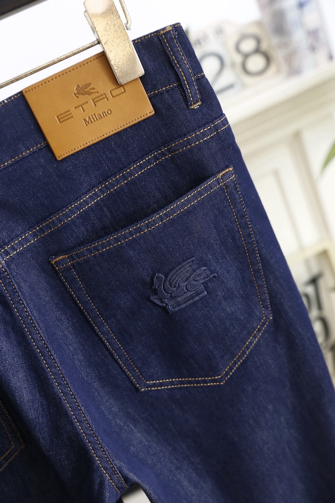 🔥艾绰.26春夏新品！时尚男士百搭牛仔裤👖采用客供水洗弹力牛仔裤！奢华经典品牌Logo标志彰显品牌特征，