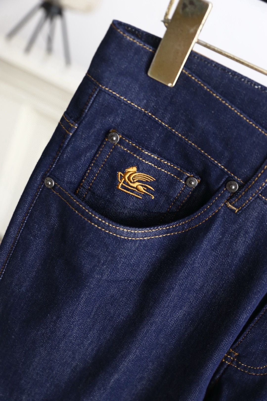 🔥艾绰.26春夏新品！时尚男士百搭牛仔裤👖采用客供水洗弹力牛仔裤！奢华经典品牌Logo标志彰显品牌特征，