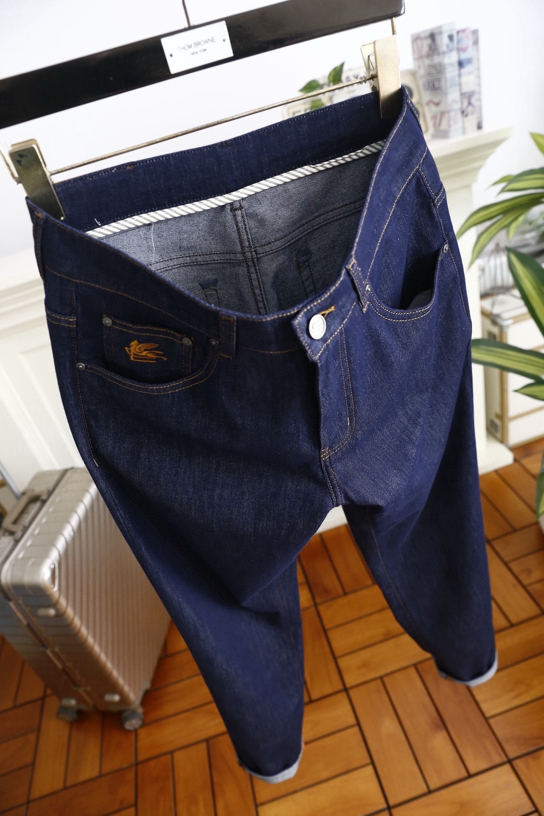 🔥艾绰.26春夏新品！时尚男士百搭牛仔裤👖采用客供水洗弹力牛仔裤！奢华经典品牌Logo标志彰显品牌特征，