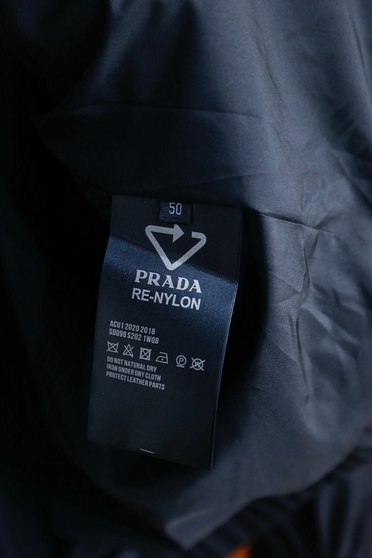 🔥普拉达/PR*DA.2026早春新品！时尚男士立领夹克，采用品牌标志性的轻质防风原单品质面料，抗皱耐磨