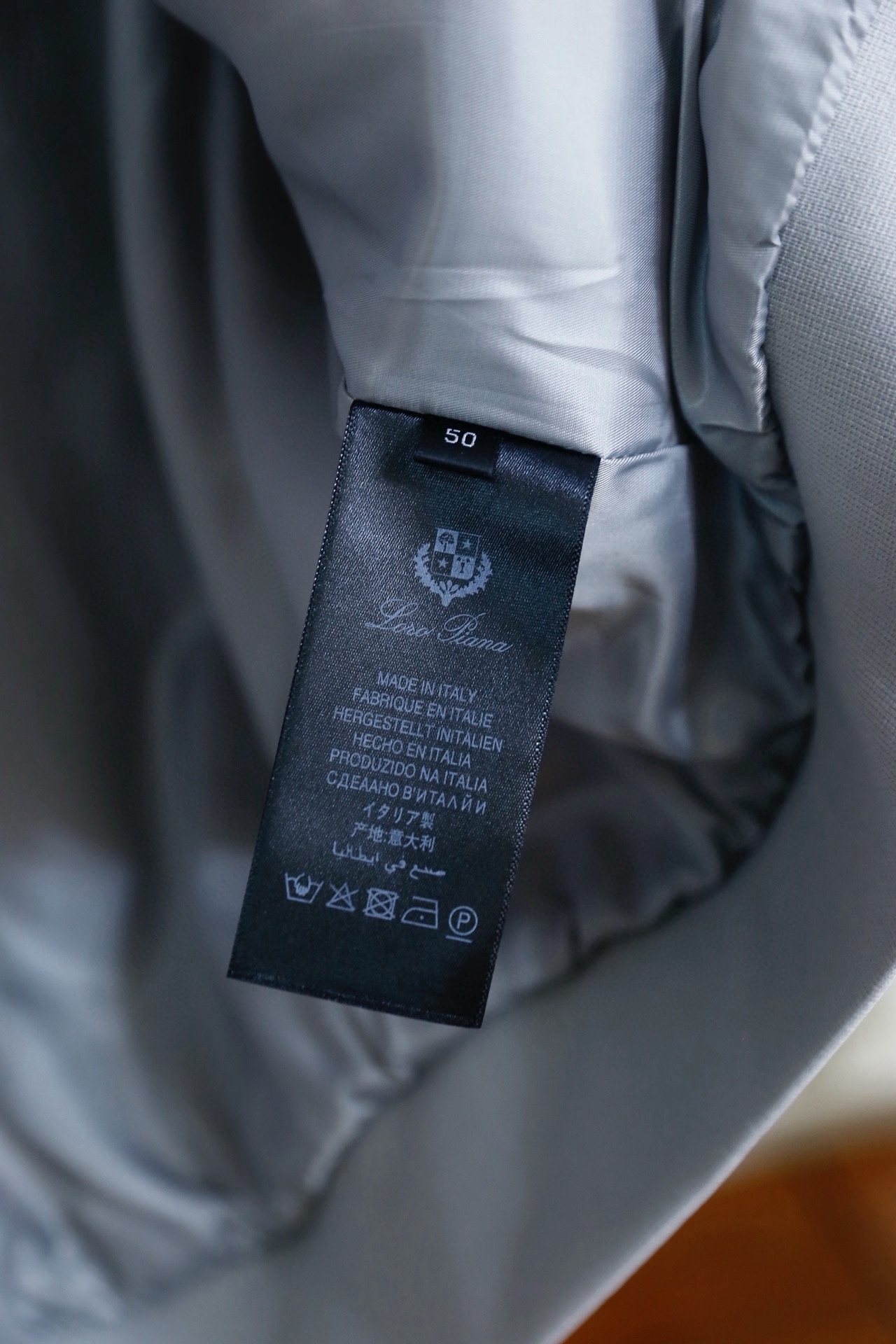 🔥Loro piana.2026早春新品！时尚男士原单翻领夹克，采用兼具挺括感与透气性的面料打造，简约利