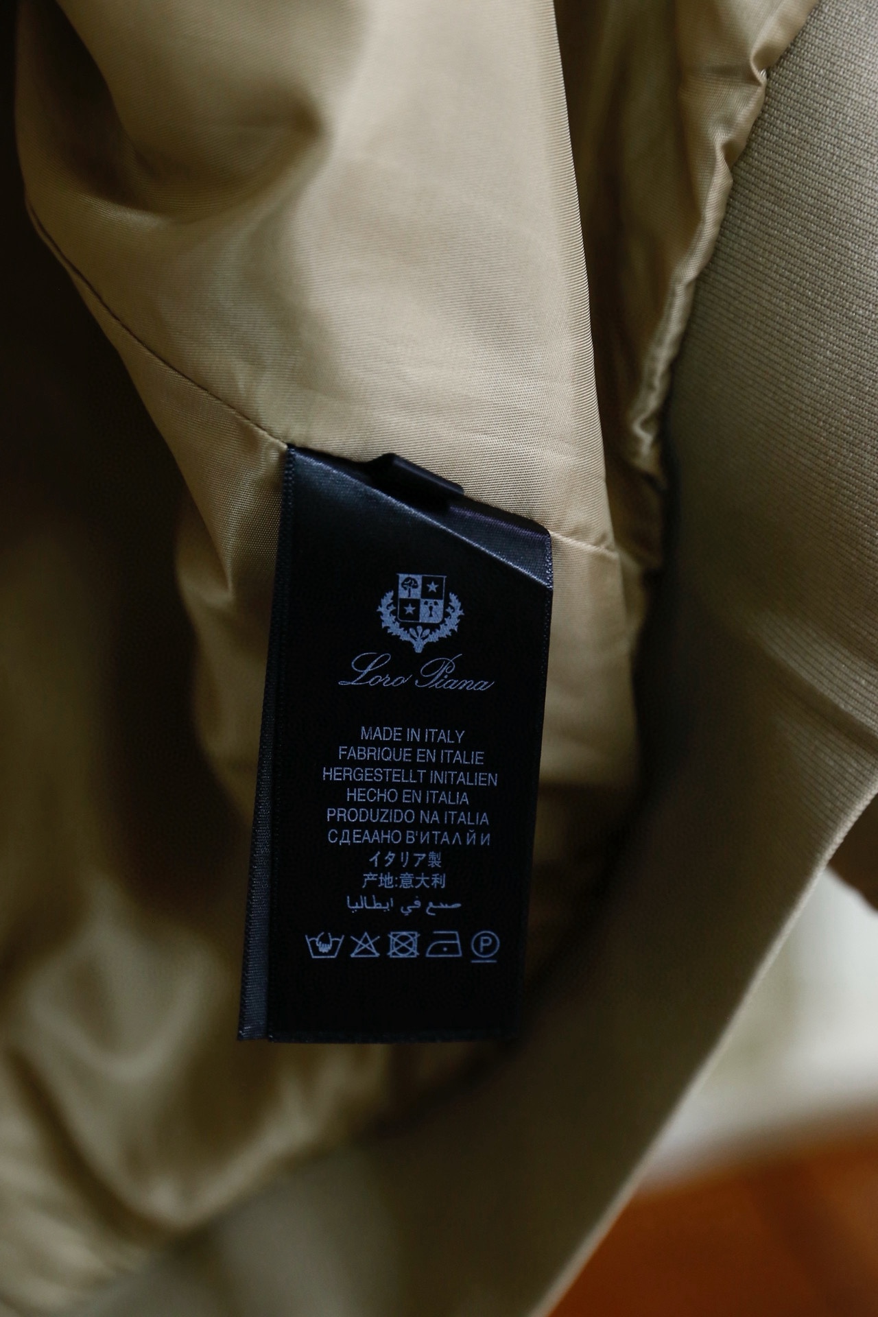 🔥Loro piana.2026早春新品！时尚男士原单翻领夹克，采用兼具挺括感与透气性的面料打造，简约利