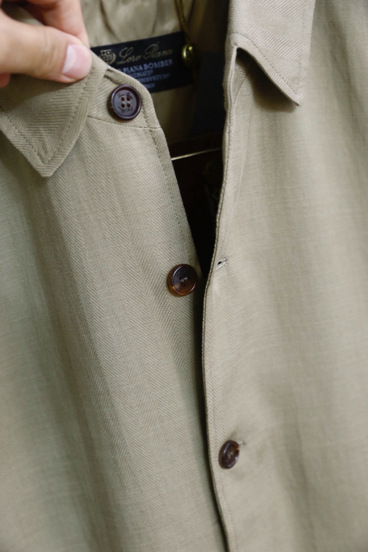 🔥Loro piana.2026早春新品！时尚男士原单翻领夹克，采用兼具挺括感与透气性的面料打造，简约利