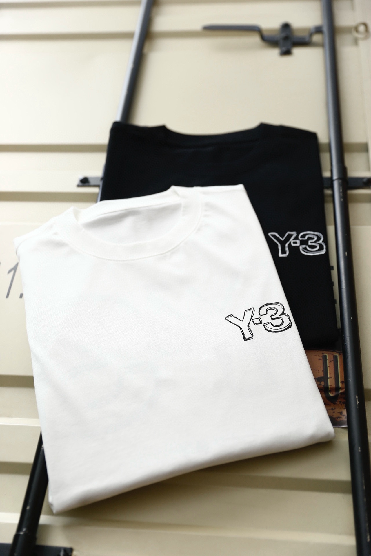 🔥Y3/山本耀司.26春夏新款！时尚男士潮流百搭短袖T恤采用重磅高支棉面料，触感柔软亲肤，兼具良好的透气