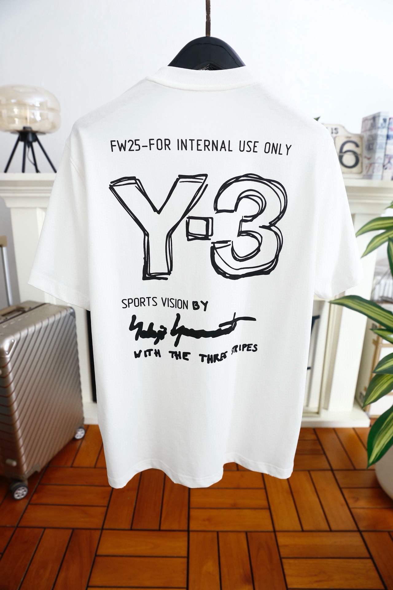 🔥Y3/山本耀司.26春夏新款！时尚男士潮流百搭短袖T恤采用重磅高支棉面料，触感柔软亲肤，兼具良好的透气