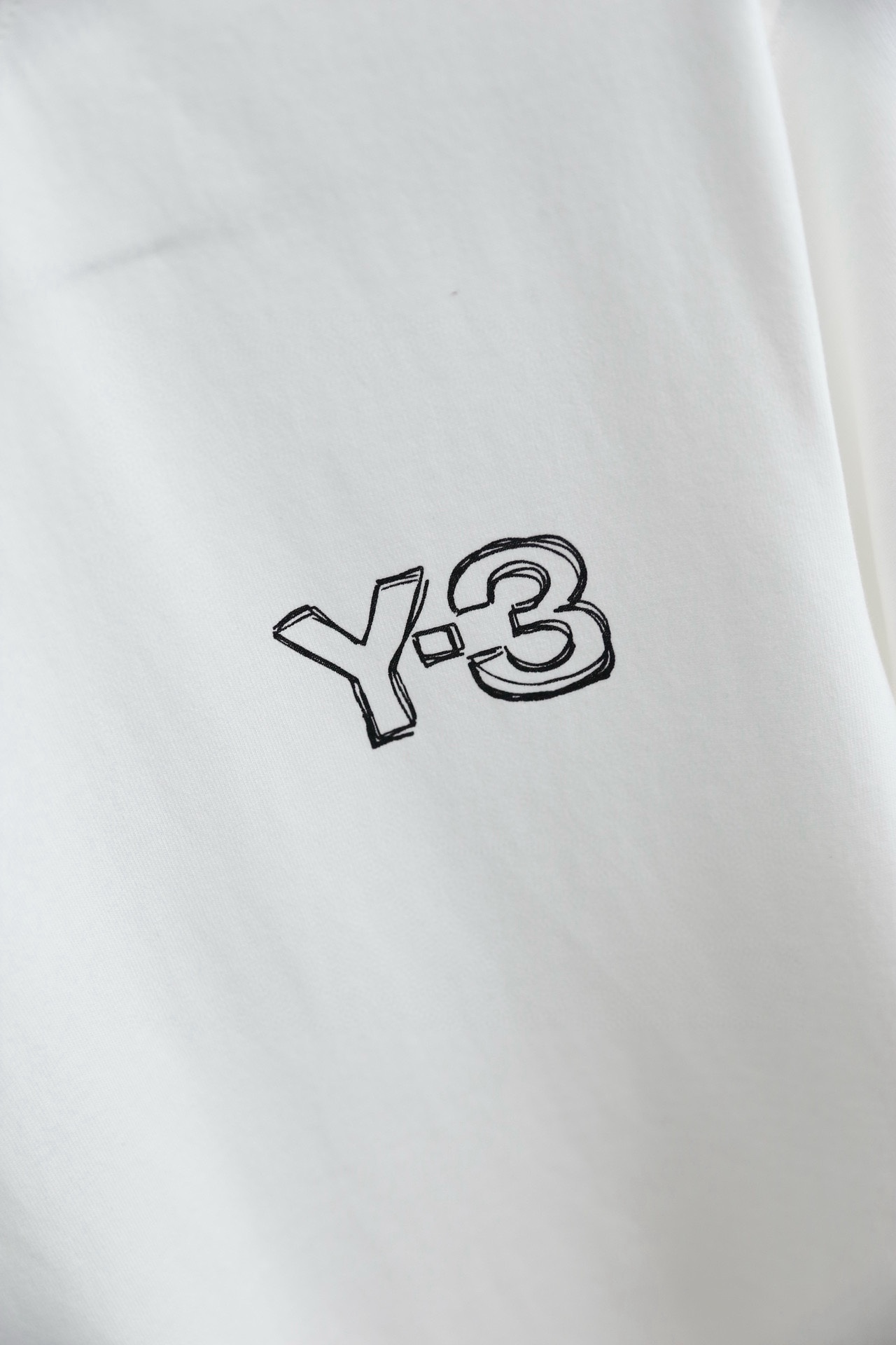 🔥Y3/山本耀司.26春夏新款！时尚男士潮流百搭短袖T恤采用重磅高支棉面料，触感柔软亲肤，兼具良好的透气