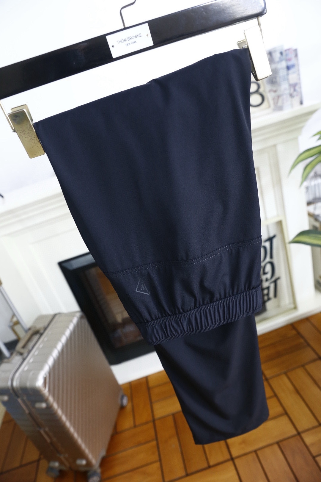 🔥Loro piana.26春夏新品！男士时尚薄款休闲裤采用松紧腰头搭配抽绳设计，裤身两侧设有斜插口袋，