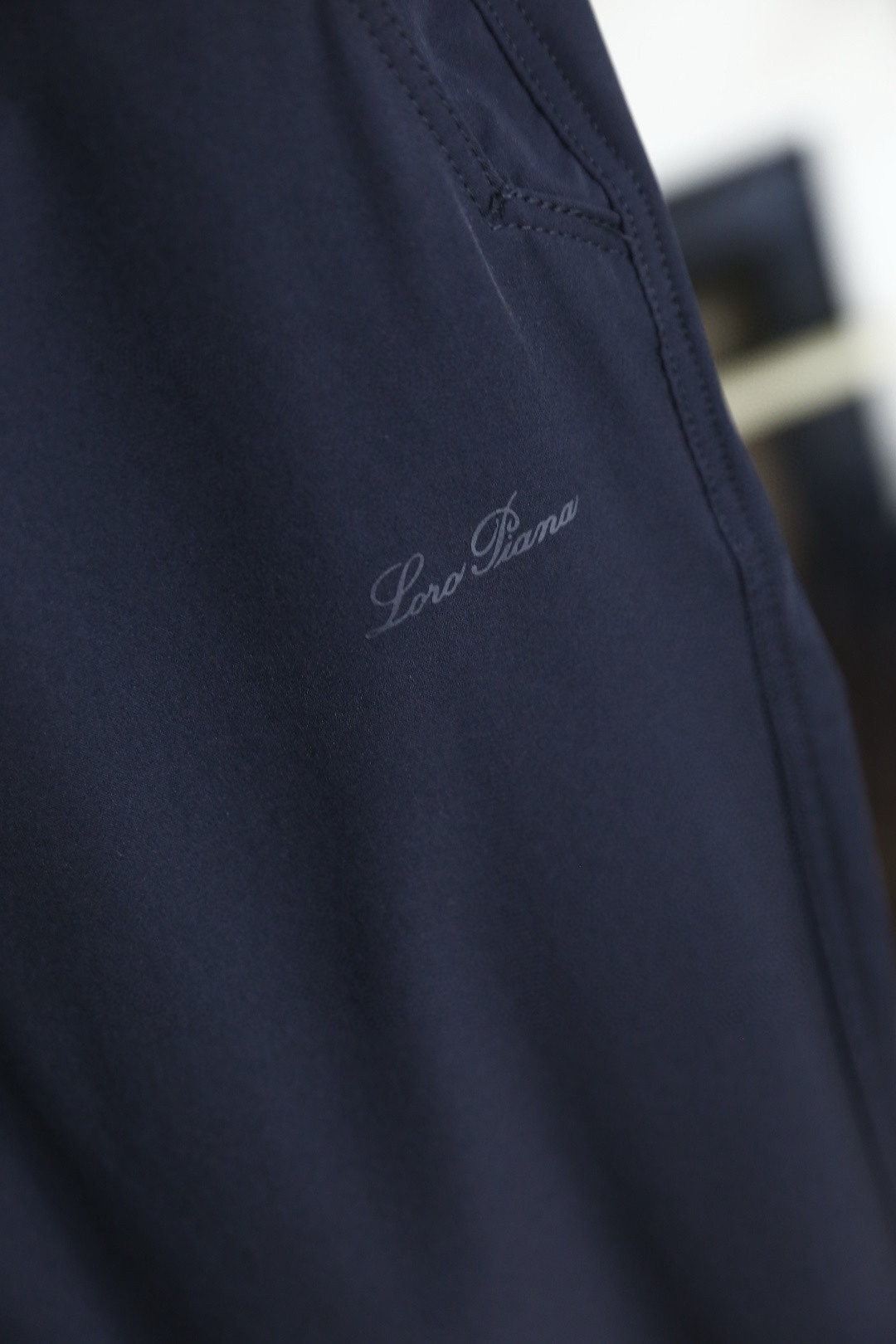 🔥Loro piana.26春夏新品！男士时尚薄款休闲裤采用松紧腰头搭配抽绳设计，裤身两侧设有斜插口袋，
