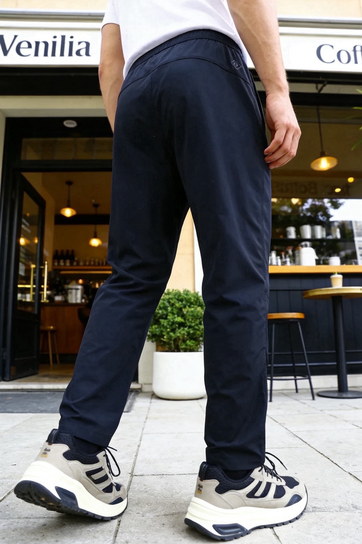 🔥Loro piana.26春夏新品！男士时尚薄款休闲裤采用松紧腰头搭配抽绳设计，裤身两侧设有斜插口袋，