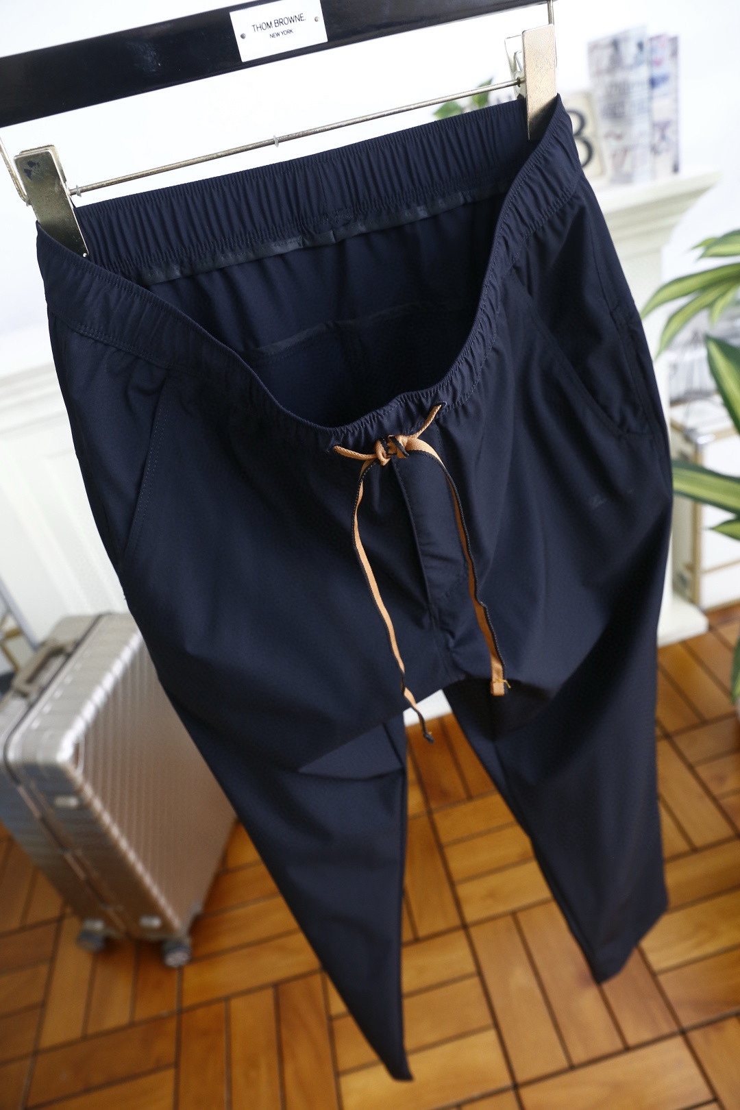 🔥Loro piana.26春夏新品！男士时尚薄款休闲裤采用松紧腰头搭配抽绳设计，裤身两侧设有斜插口袋，