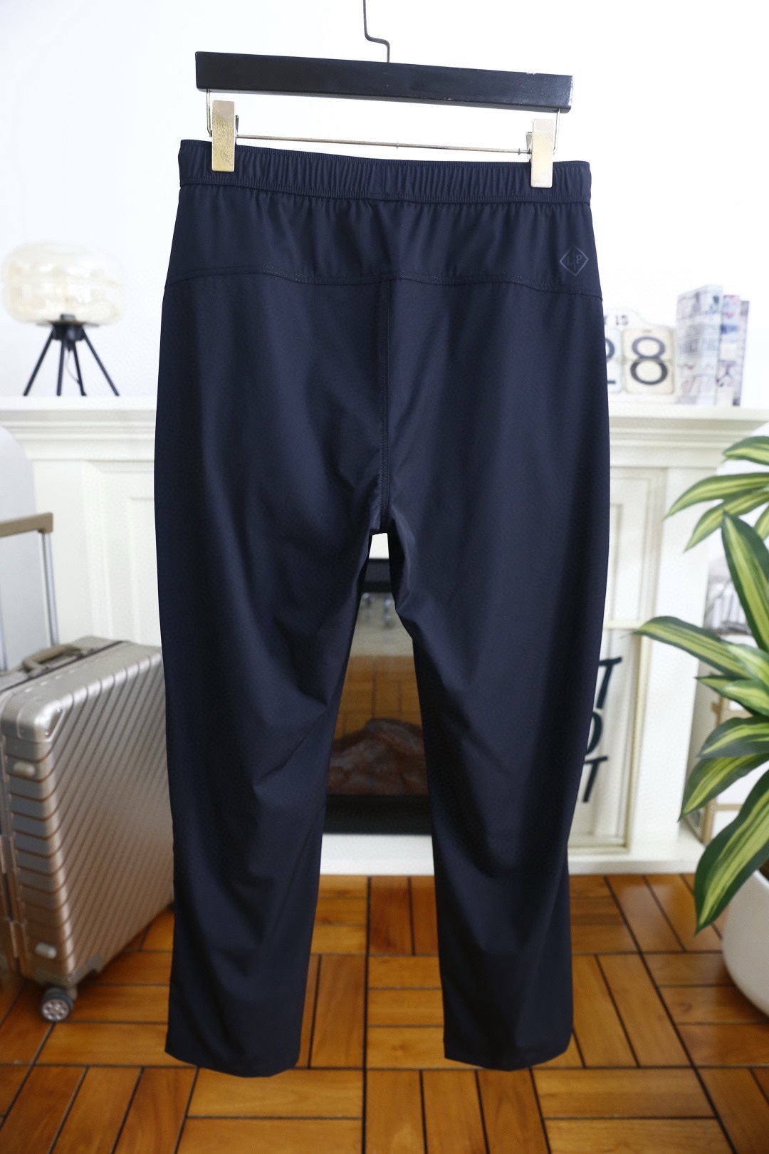🔥Loro piana.26春夏新品！男士时尚薄款休闲裤采用松紧腰头搭配抽绳设计，裤身两侧设有斜插口袋，