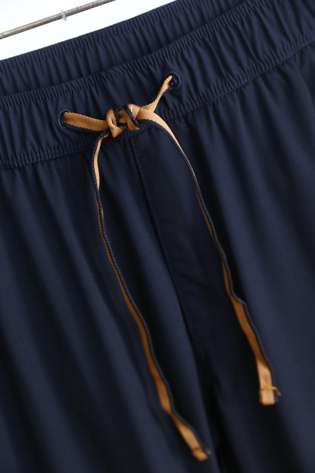 🔥Loro piana.26春夏新品！男士时尚薄款休闲裤采用松紧腰头搭配抽绳设计，裤身两侧设有斜插口袋，