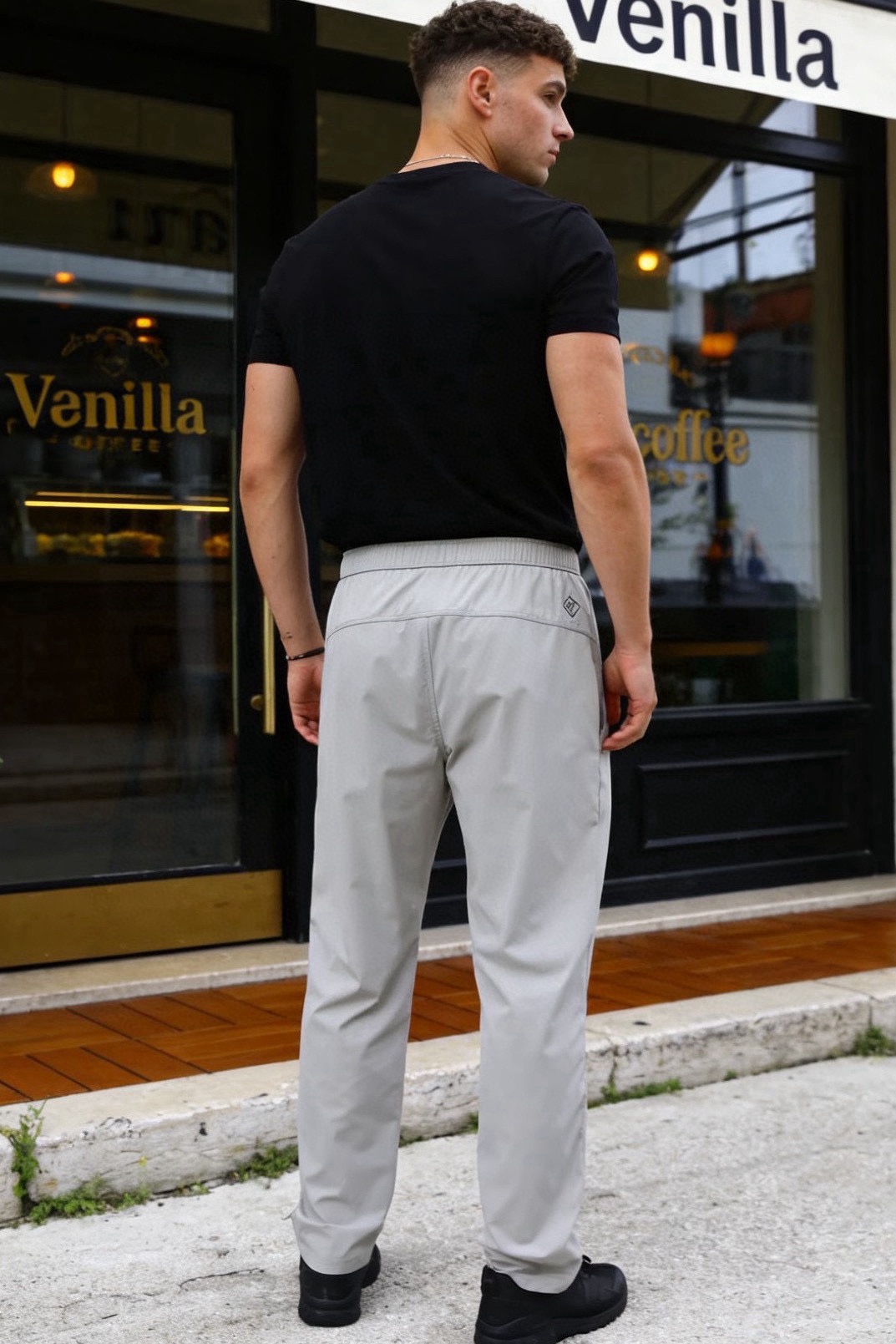 🔥Loro piana.26春夏新品！男士时尚薄款休闲裤采用松紧腰头搭配抽绳设计，裤身两侧设有斜插口袋，