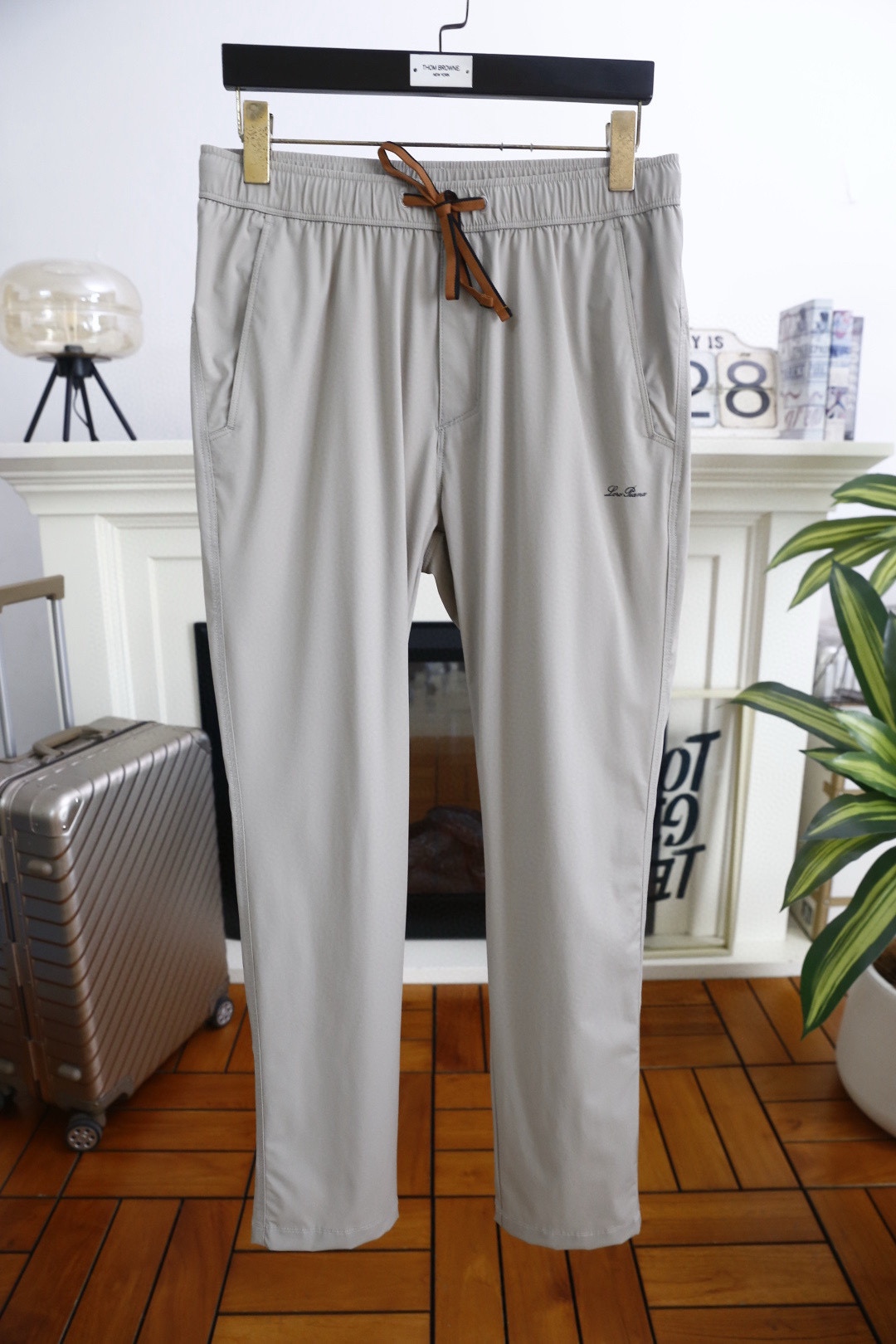 🔥Loro piana.26春夏新品！男士时尚薄款休闲裤采用松紧腰头搭配抽绳设计，裤身两侧设有斜插口袋，