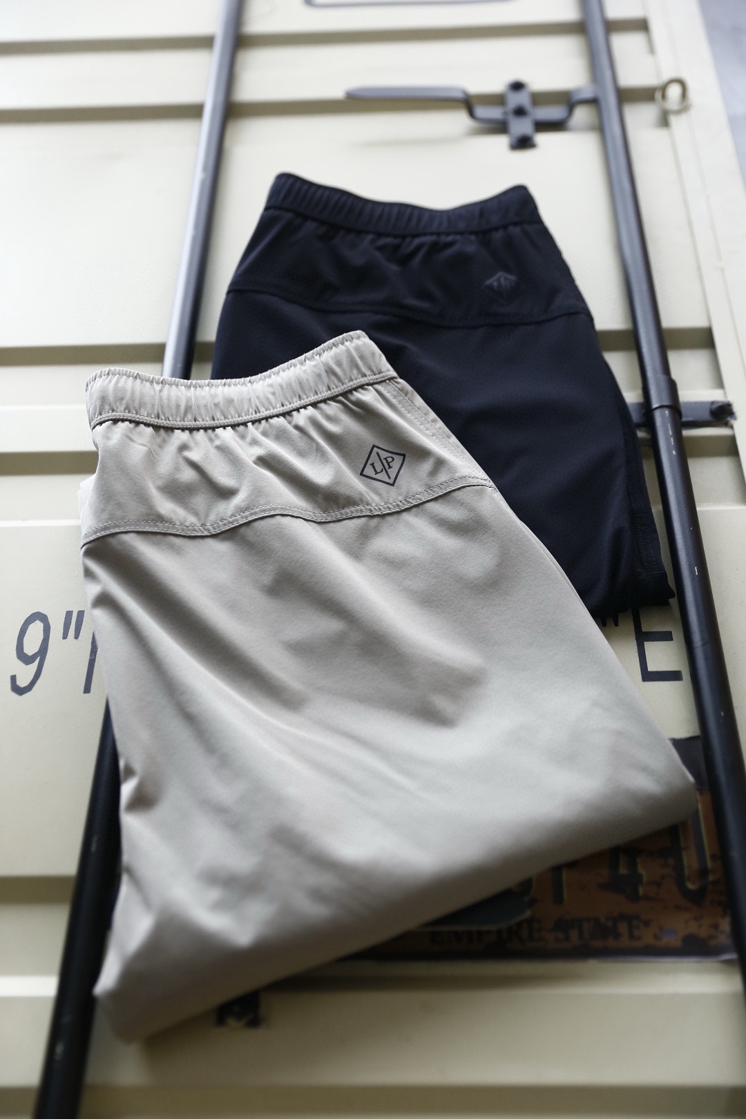 🔥Loro piana.26春夏新品！男士时尚薄款休闲裤采用松紧腰头搭配抽绳设计，裤身两侧设有斜插口袋，