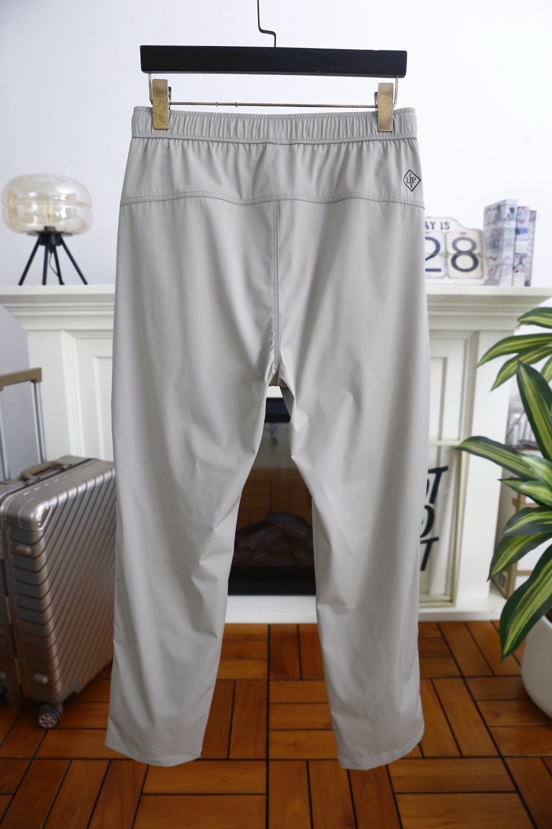 🔥Loro piana.26春夏新品！男士时尚薄款休闲裤采用松紧腰头搭配抽绳设计，裤身两侧设有斜插口袋，