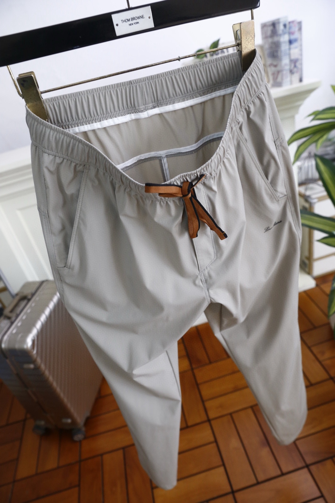 🔥Loro piana.26春夏新品！男士时尚薄款休闲裤采用松紧腰头搭配抽绳设计，裤身两侧设有斜插口袋，