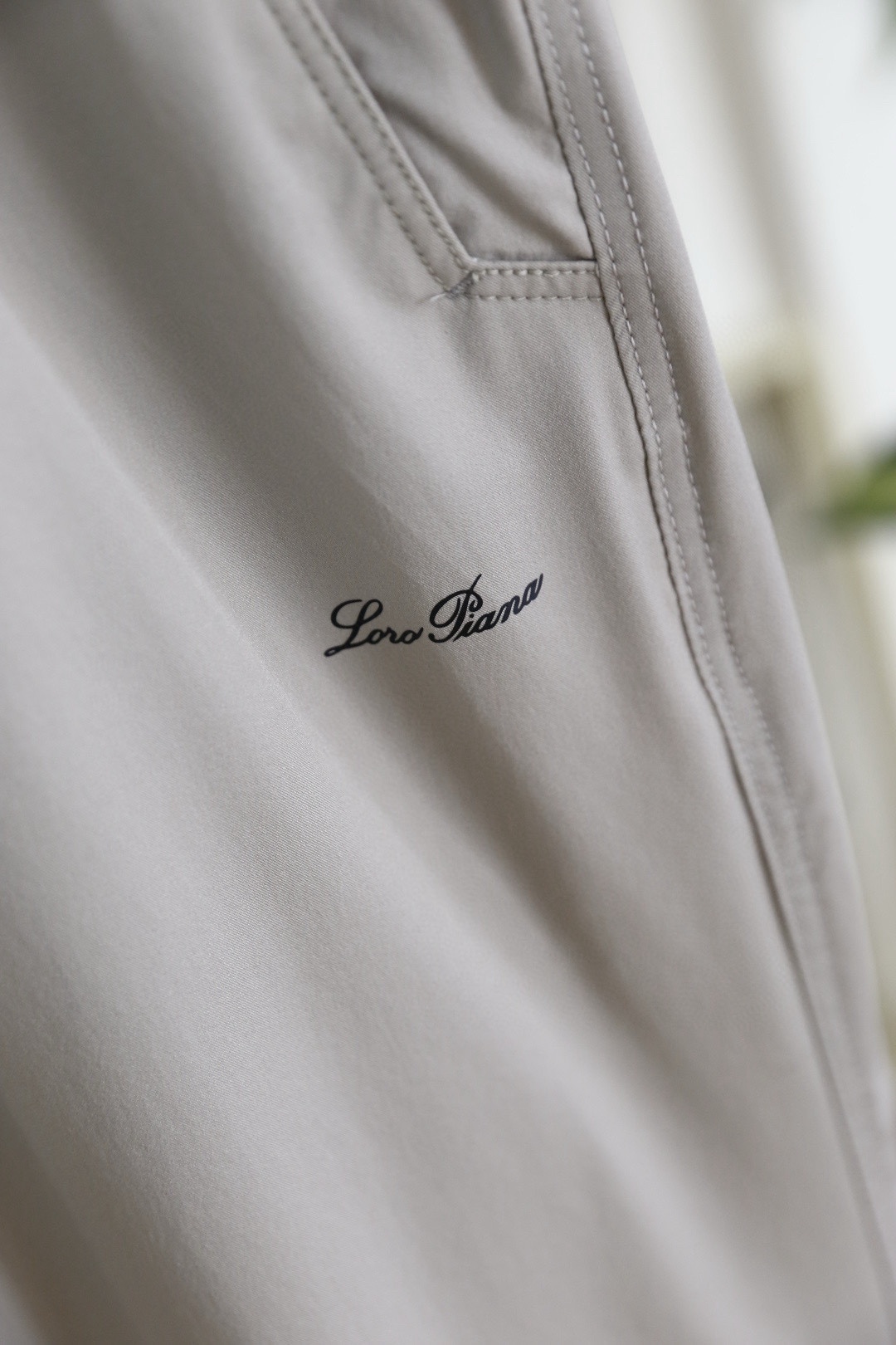 🔥Loro piana.26春夏新品！男士时尚薄款休闲裤采用松紧腰头搭配抽绳设计，裤身两侧设有斜插口袋，