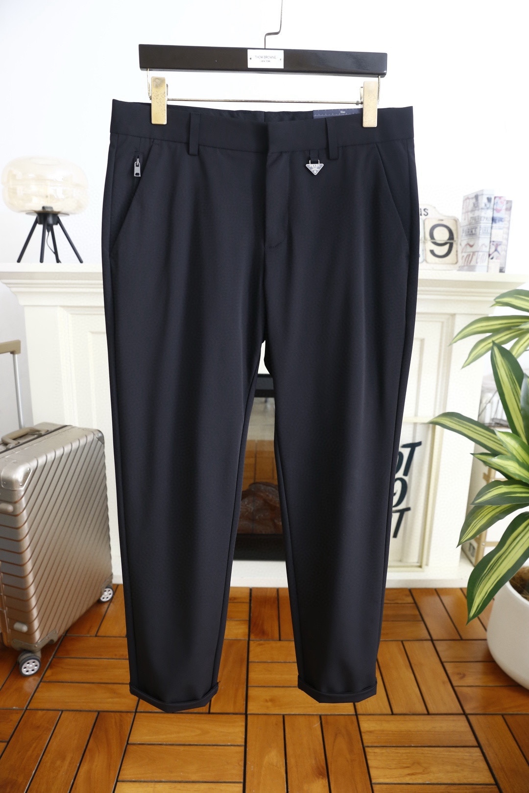 🔥普拉达.26春夏新品！时尚男士百搭休闲裤👖采用舒适透气面料！奢华经典品牌三角标Logo标志彰显品牌特征