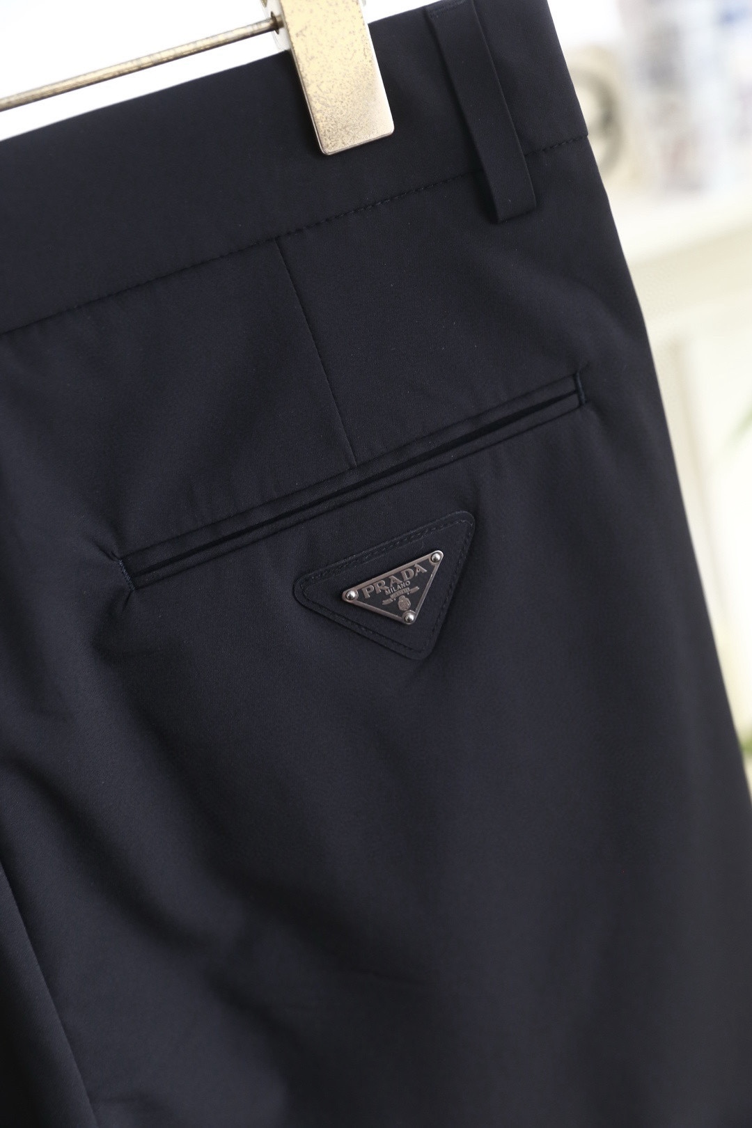 🔥普拉达.26春夏新品！时尚男士百搭休闲裤👖采用舒适透气面料！奢华经典品牌三角标Logo标志彰显品牌特征