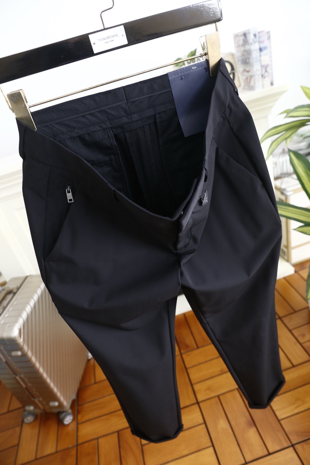 🔥普拉达.26春夏新品！时尚男士百搭休闲裤👖采用舒适透气面料！奢华经典品牌三角标Logo标志彰显品牌特征