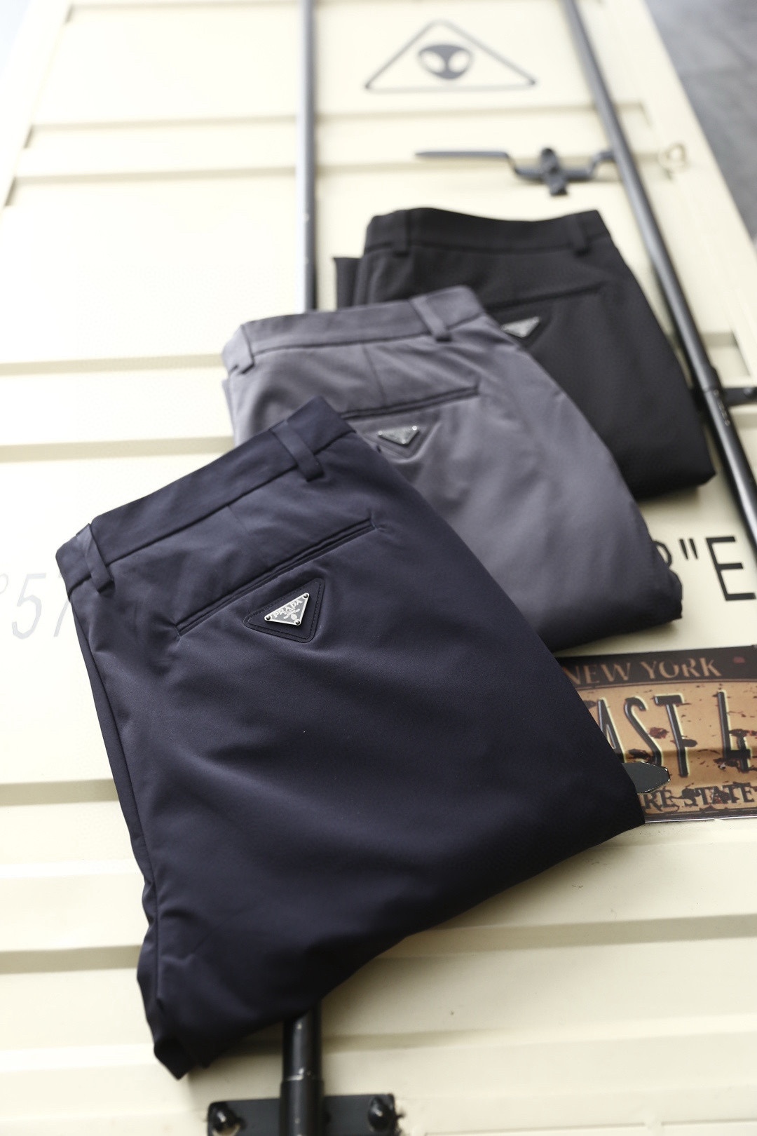 🔥普拉达.26春夏新品！时尚男士百搭休闲裤👖采用舒适透气面料！奢华经典品牌三角标Logo标志彰显品牌特征