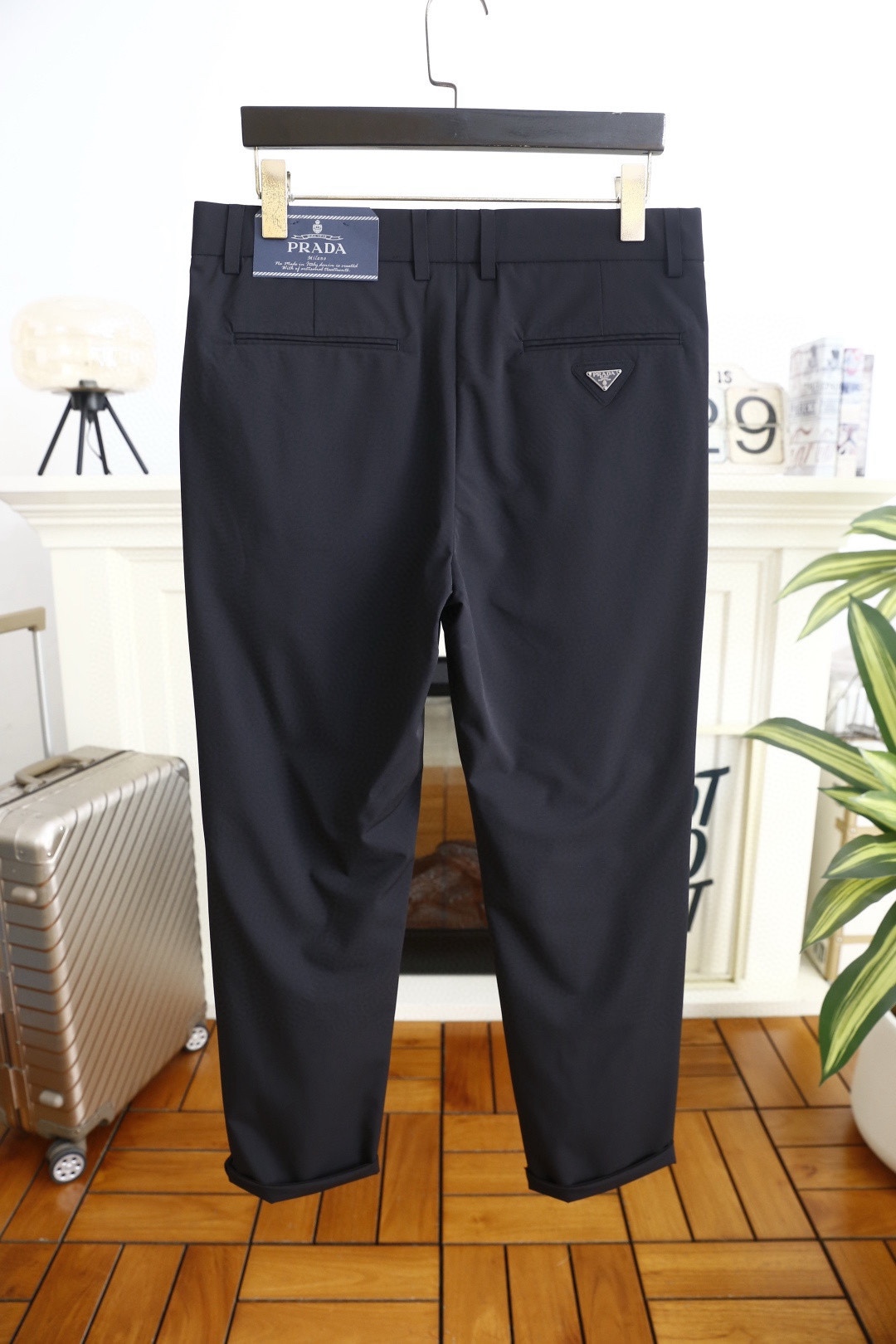 🔥普拉达.26春夏新品！时尚男士百搭休闲裤👖采用舒适透气面料！奢华经典品牌三角标Logo标志彰显品牌特征