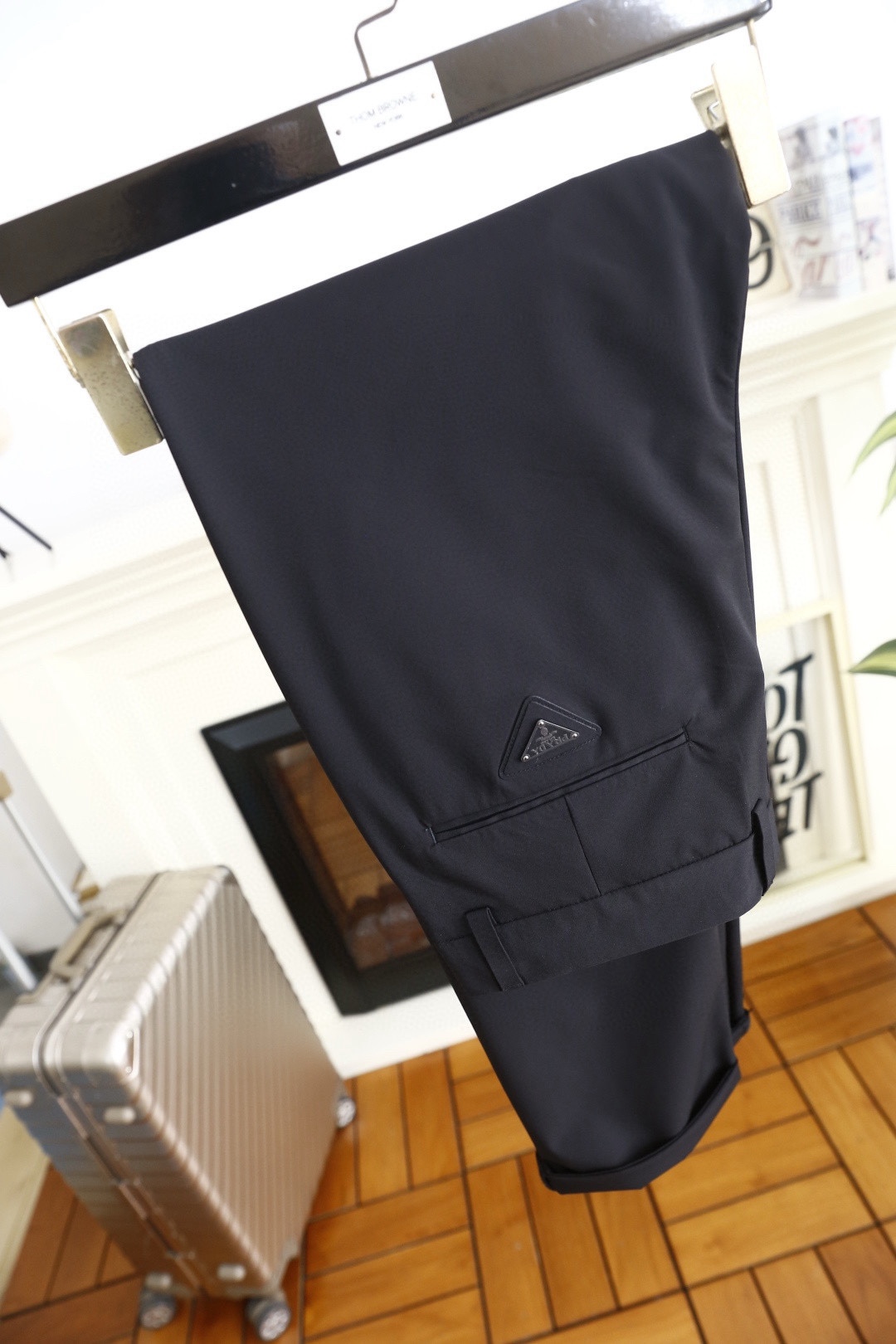 🔥普拉达.26春夏新品！时尚男士百搭休闲裤👖采用舒适透气面料！奢华经典品牌三角标Logo标志彰显品牌特征