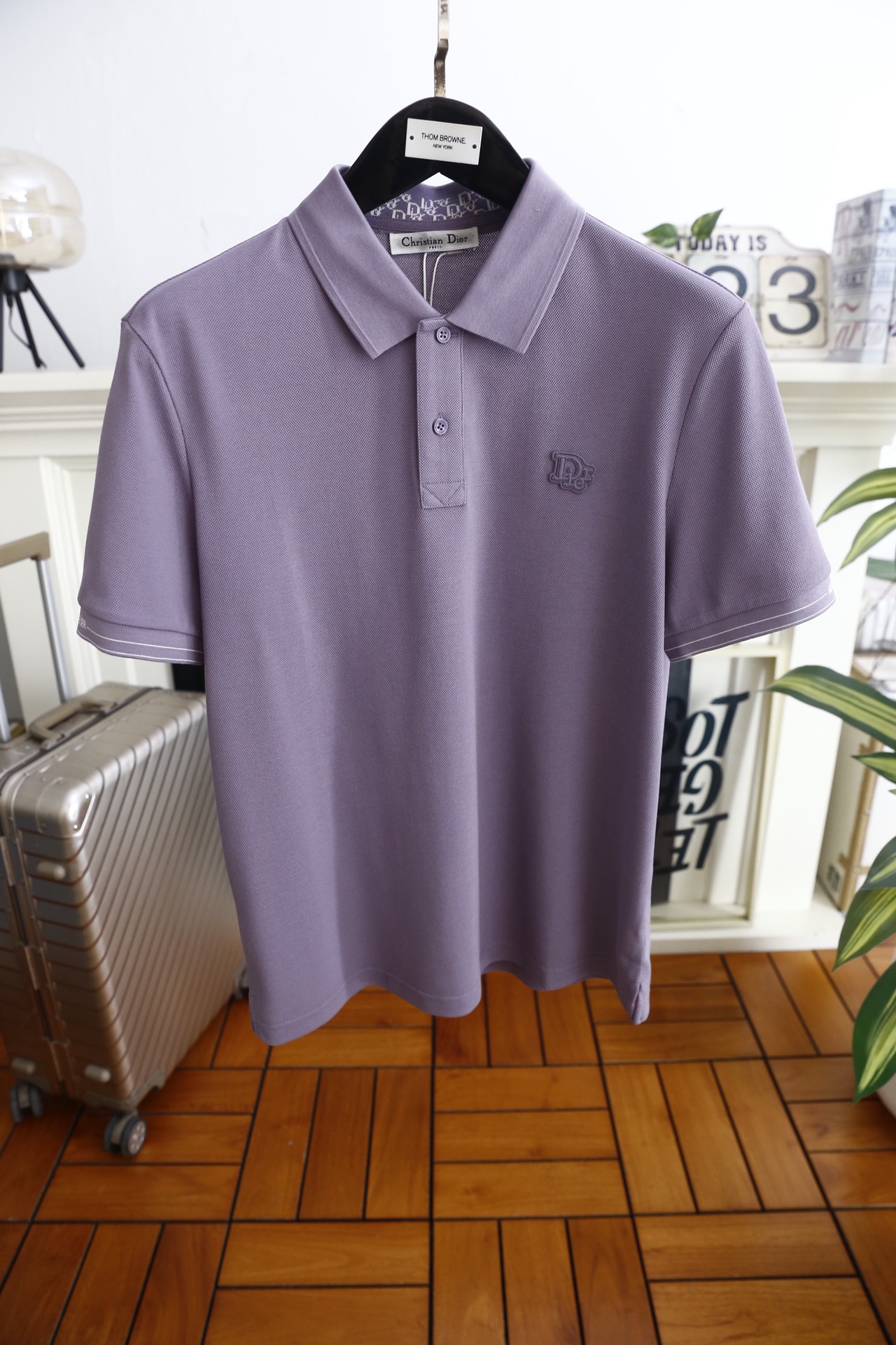 🔥迪奥.26夏季新品！时尚男士百搭Polo衫以经典翻领设计塑造利落版型，门襟两粒扣开合兼顾美观与实用性，