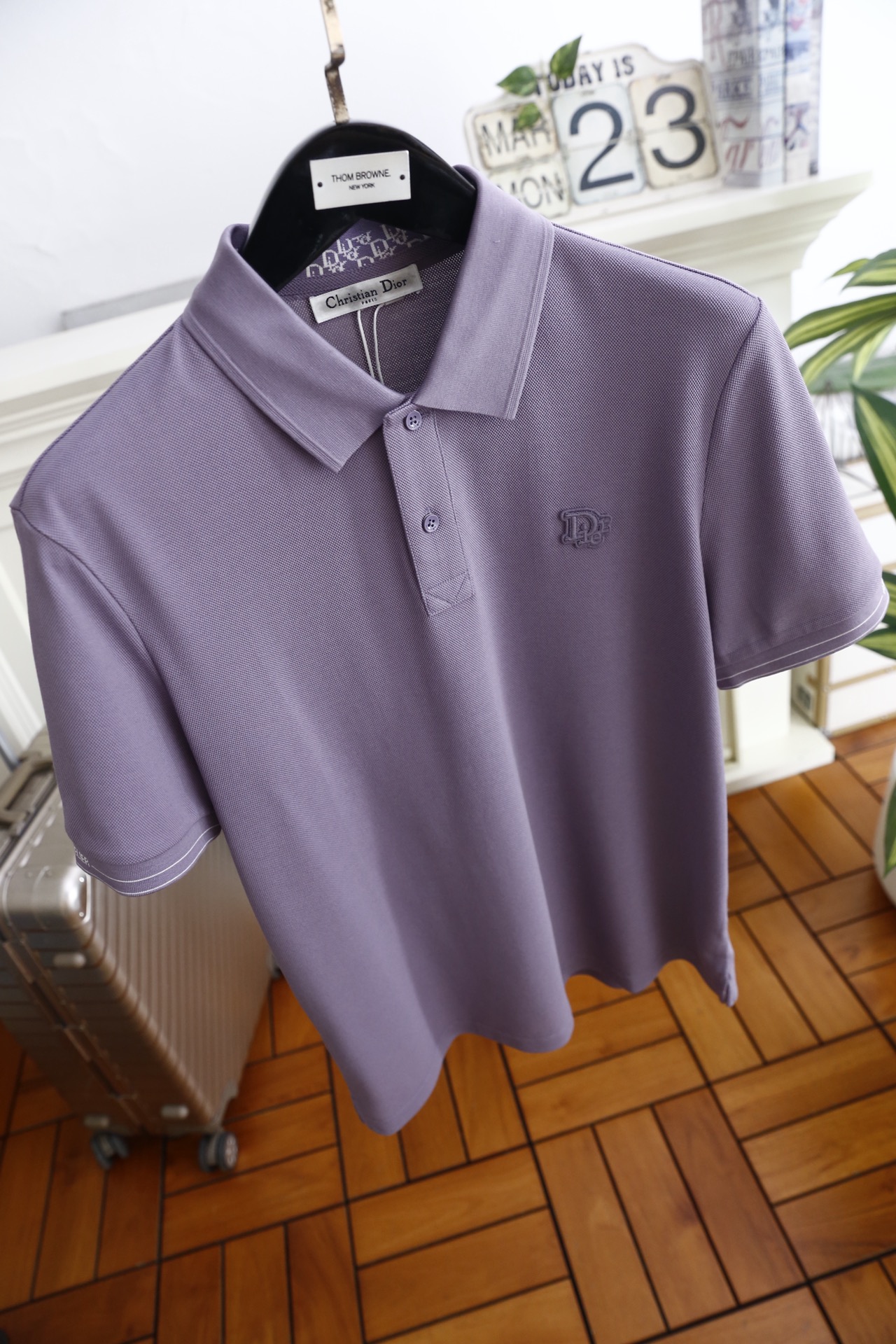 🔥迪奥.26夏季新品！时尚男士百搭Polo衫以经典翻领设计塑造利落版型，门襟两粒扣开合兼顾美观与实用性，