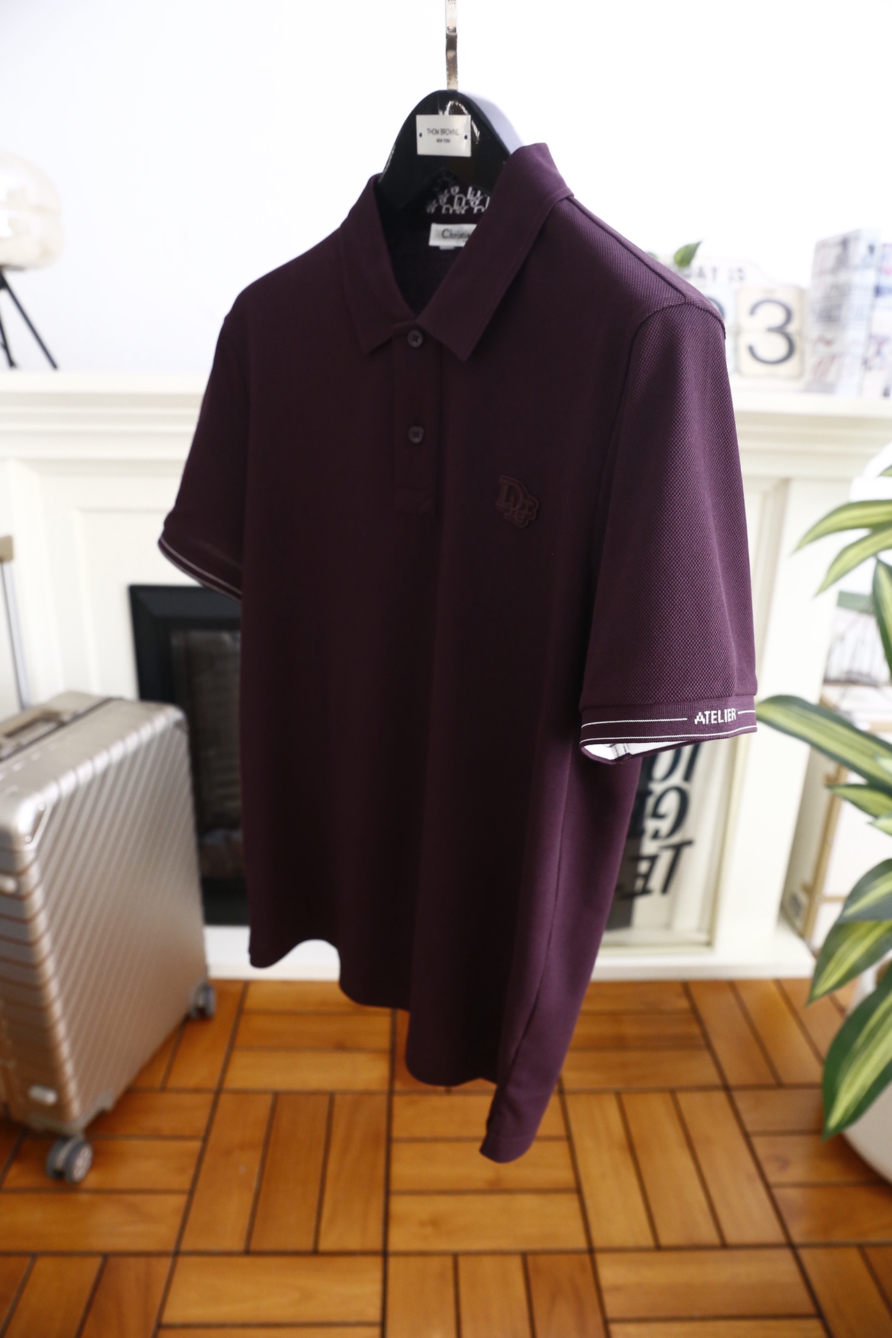 🔥迪奥.26夏季新品！时尚男士百搭Polo衫以经典翻领设计塑造利落版型，门襟两粒扣开合兼顾美观与实用性，