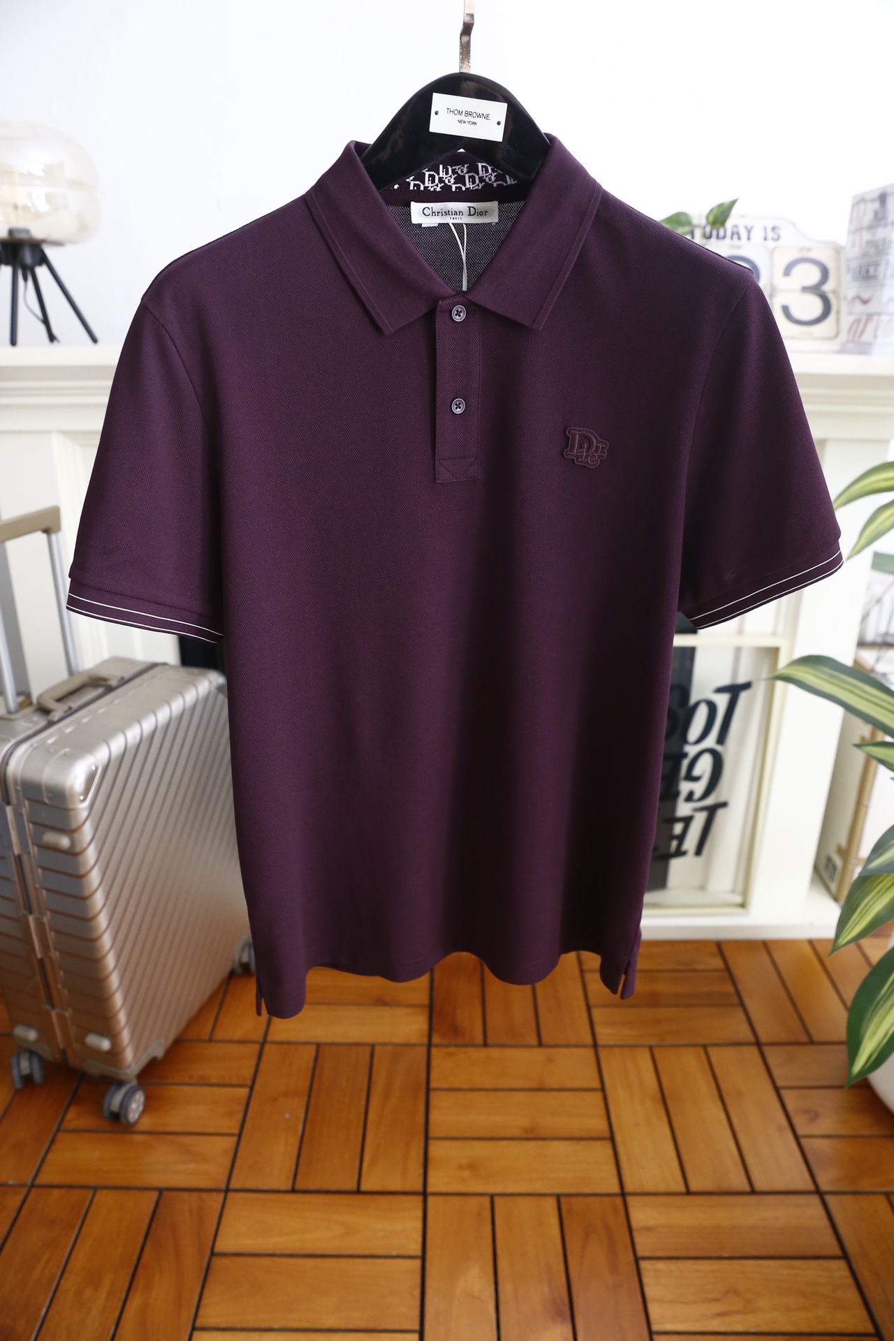 🔥迪奥.26夏季新品！时尚男士百搭Polo衫以经典翻领设计塑造利落版型，门襟两粒扣开合兼顾美观与实用性，