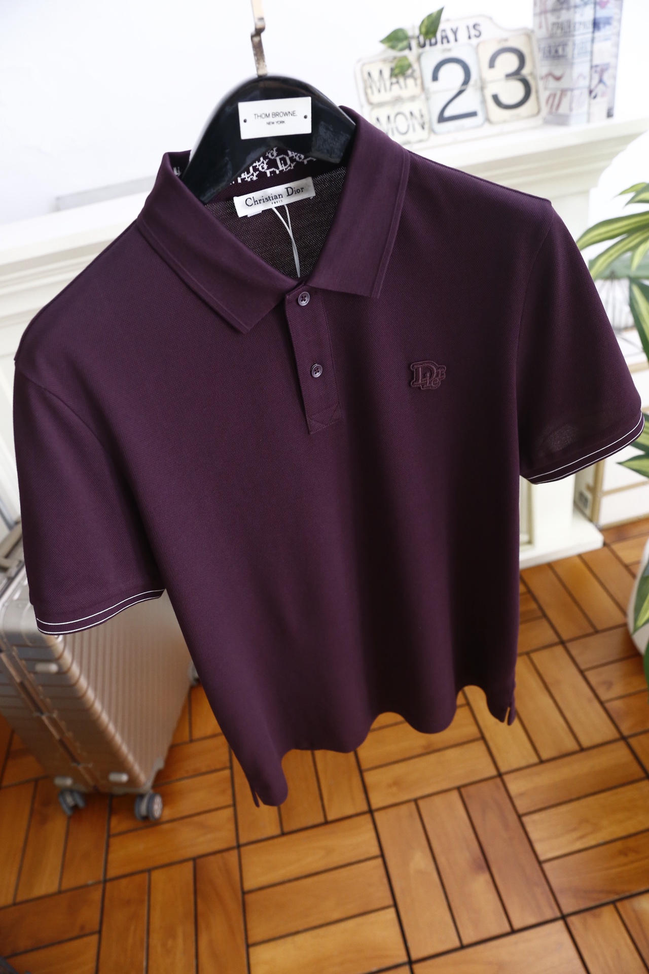 🔥迪奥.26夏季新品！时尚男士百搭Polo衫以经典翻领设计塑造利落版型，门襟两粒扣开合兼顾美观与实用性，