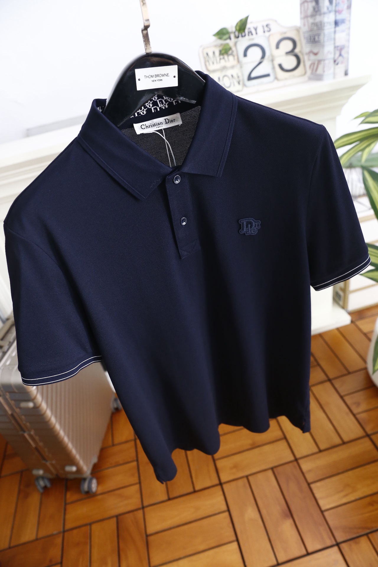 🔥迪奥.26夏季新品！时尚男士百搭Polo衫以经典翻领设计塑造利落版型，门襟两粒扣开合兼顾美观与实用性，