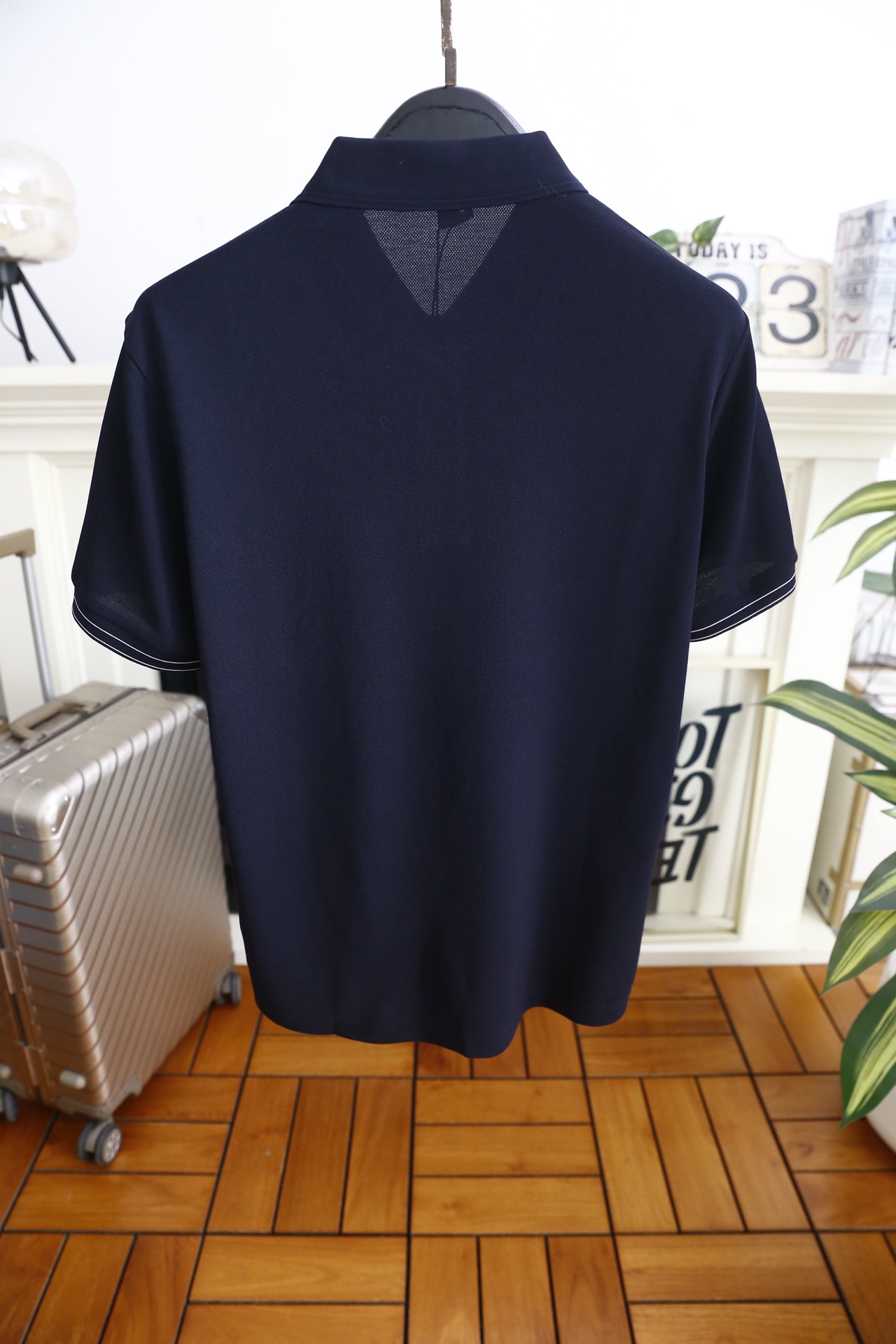 🔥迪奥.26夏季新品！时尚男士百搭Polo衫以经典翻领设计塑造利落版型，门襟两粒扣开合兼顾美观与实用性，