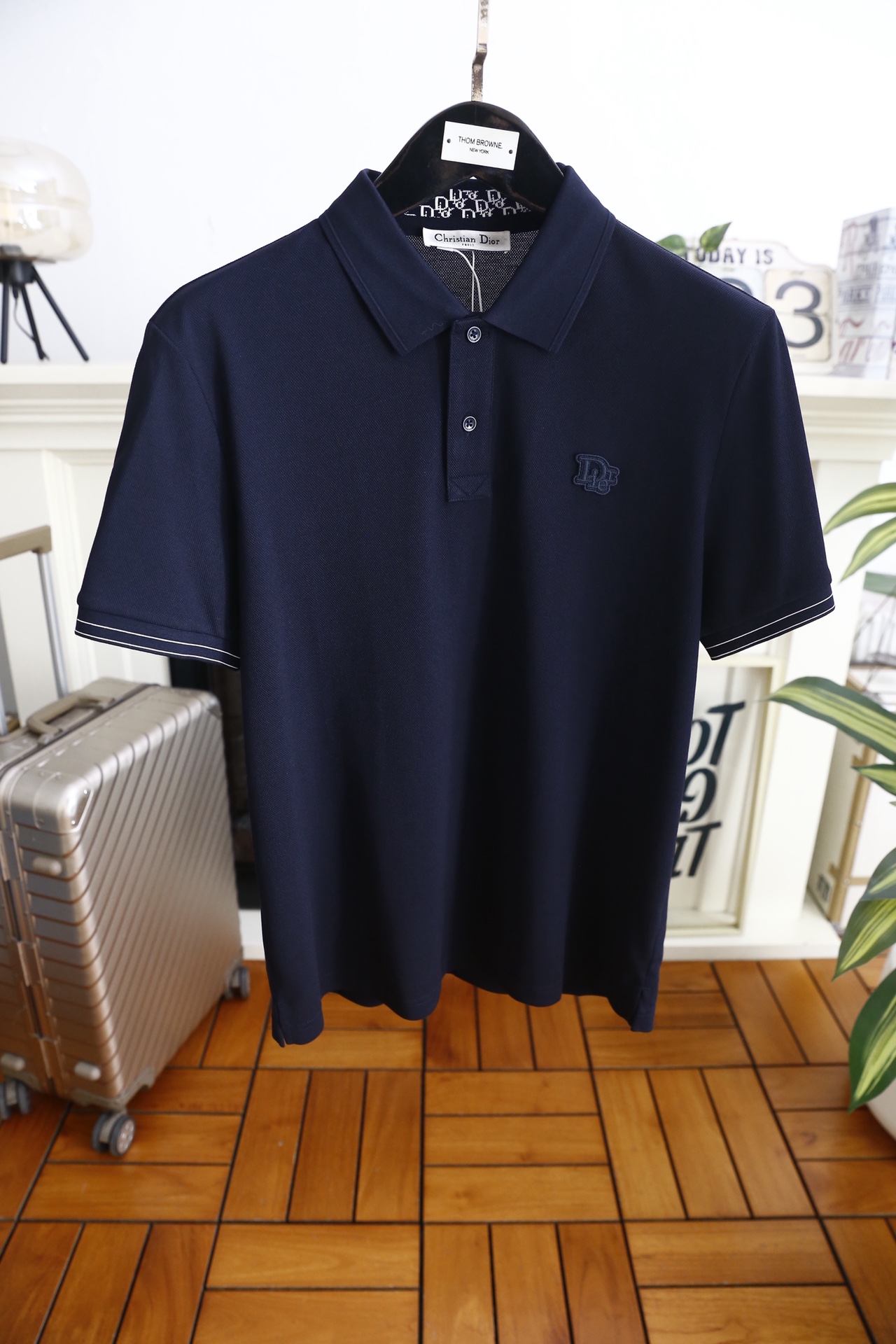 🔥迪奥.26夏季新品！时尚男士百搭Polo衫以经典翻领设计塑造利落版型，门襟两粒扣开合兼顾美观与实用性，