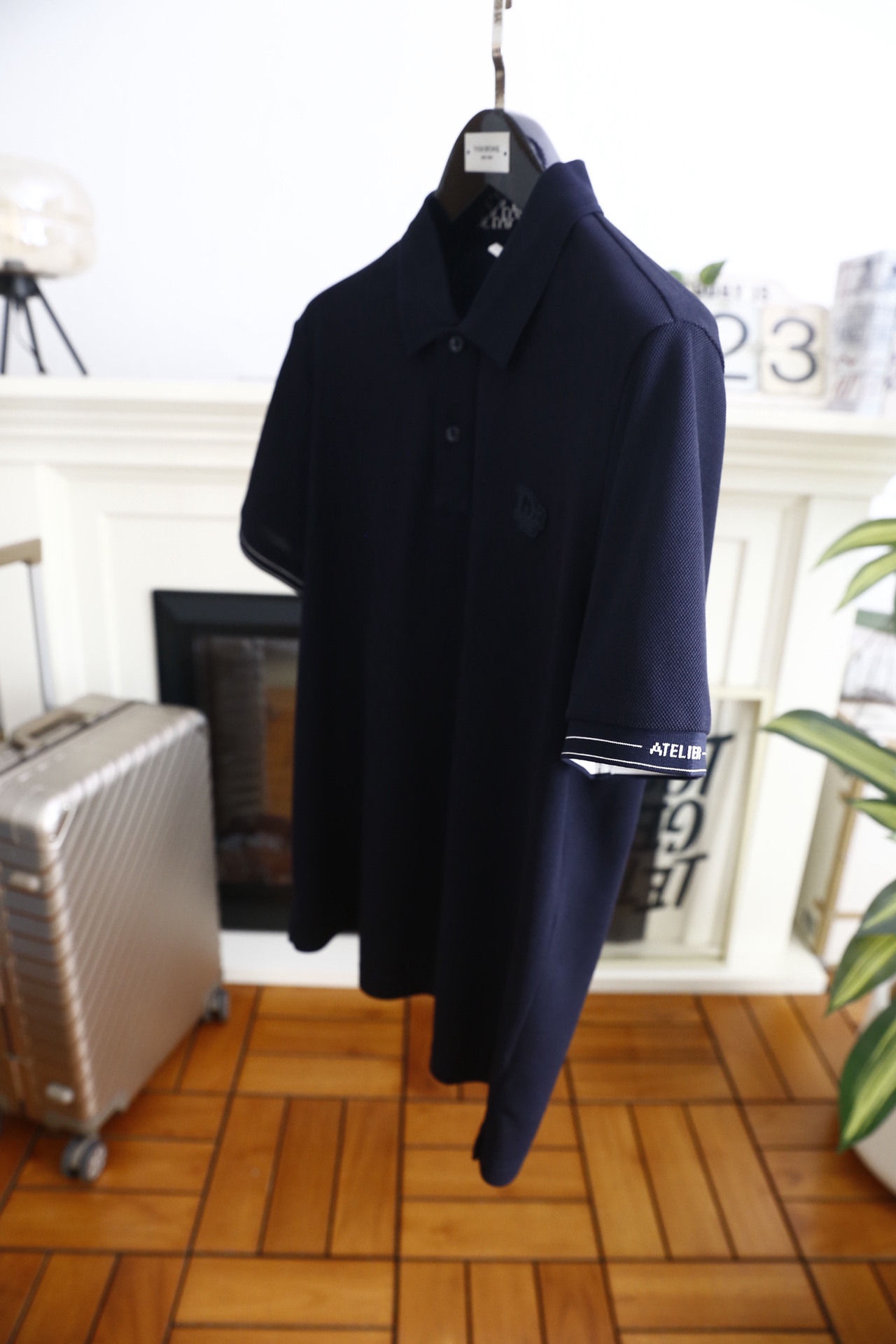 🔥迪奥.26夏季新品！时尚男士百搭Polo衫以经典翻领设计塑造利落版型，门襟两粒扣开合兼顾美观与实用性，