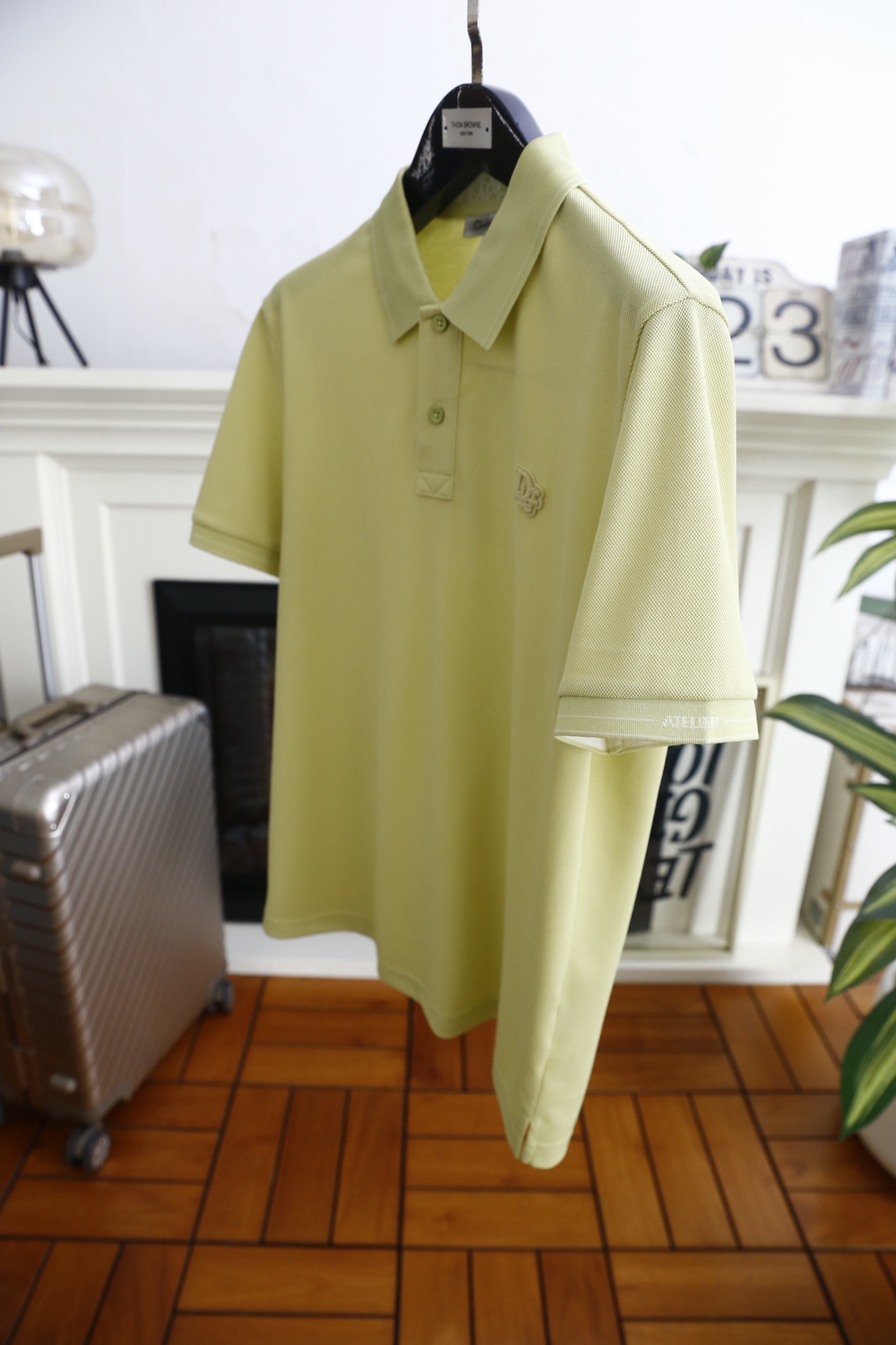 🔥迪奥.26夏季新品！时尚男士百搭Polo衫以经典翻领设计塑造利落版型，门襟两粒扣开合兼顾美观与实用性，